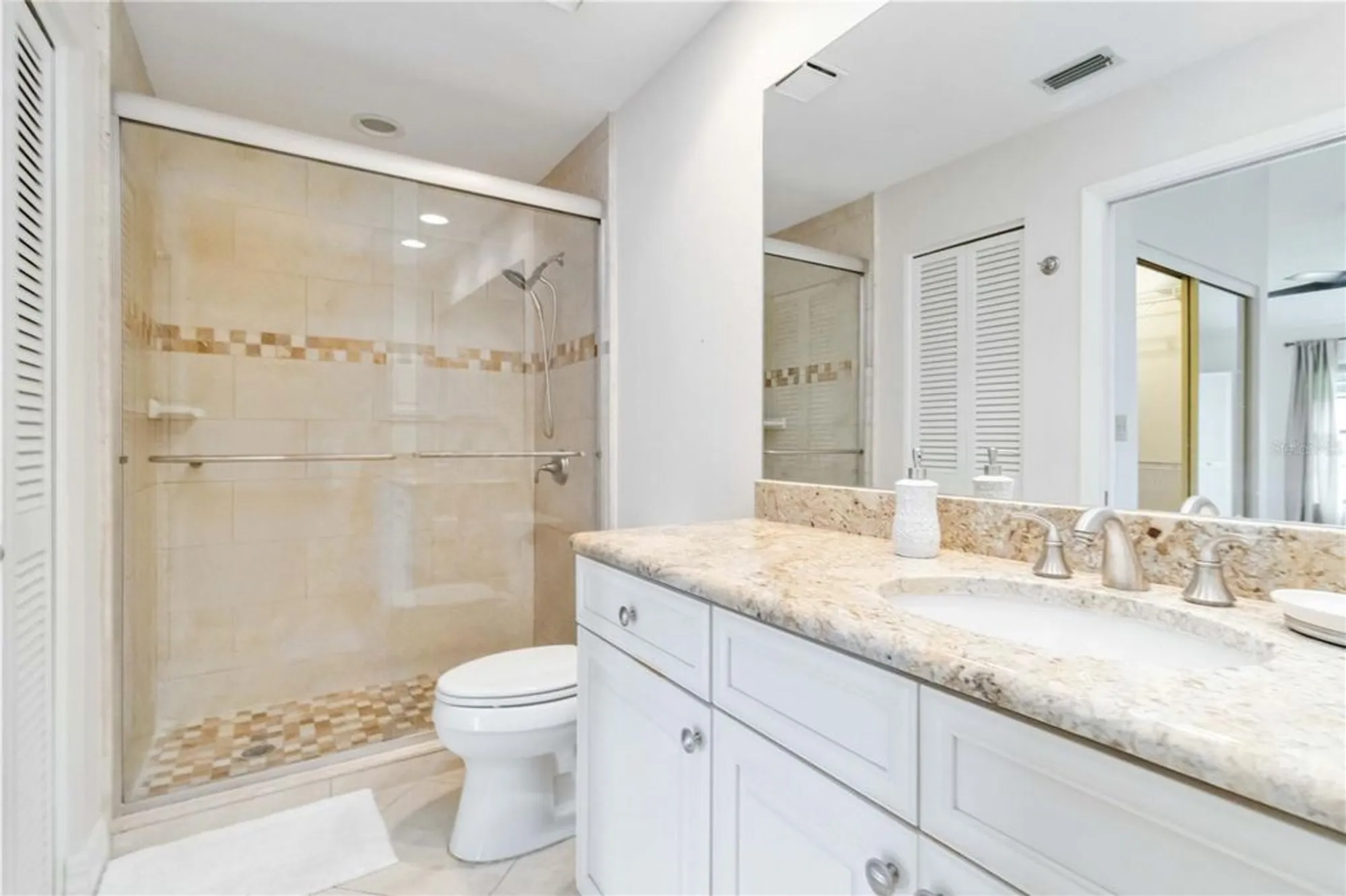 Property Slideshow image 27 of 60 | 6085 clubside dr, Sarasota, FL, 34243