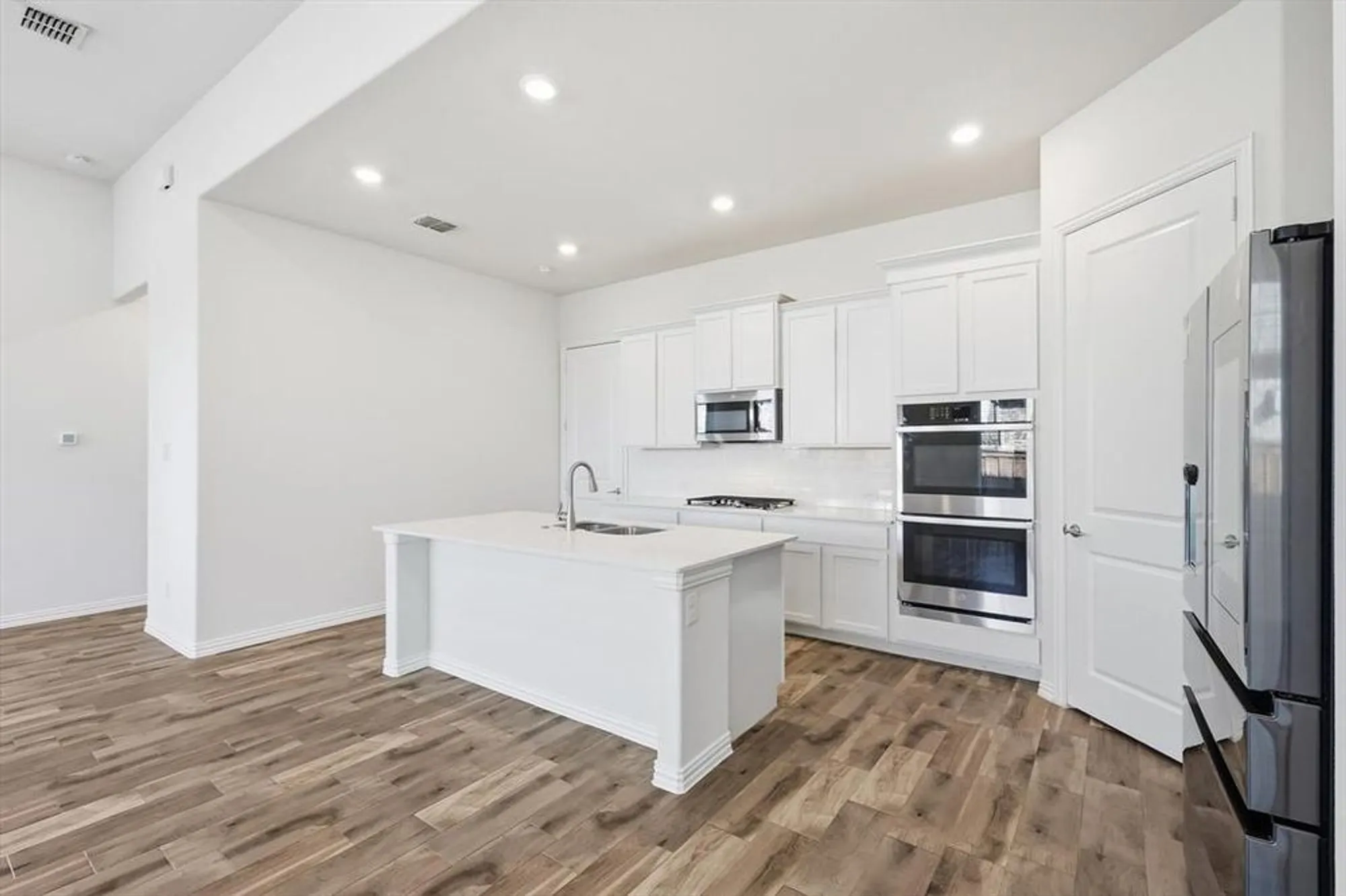 Property Slideshow image 14 of 40 | 4826 forest crest pkwy, Arlington, TX, 76005