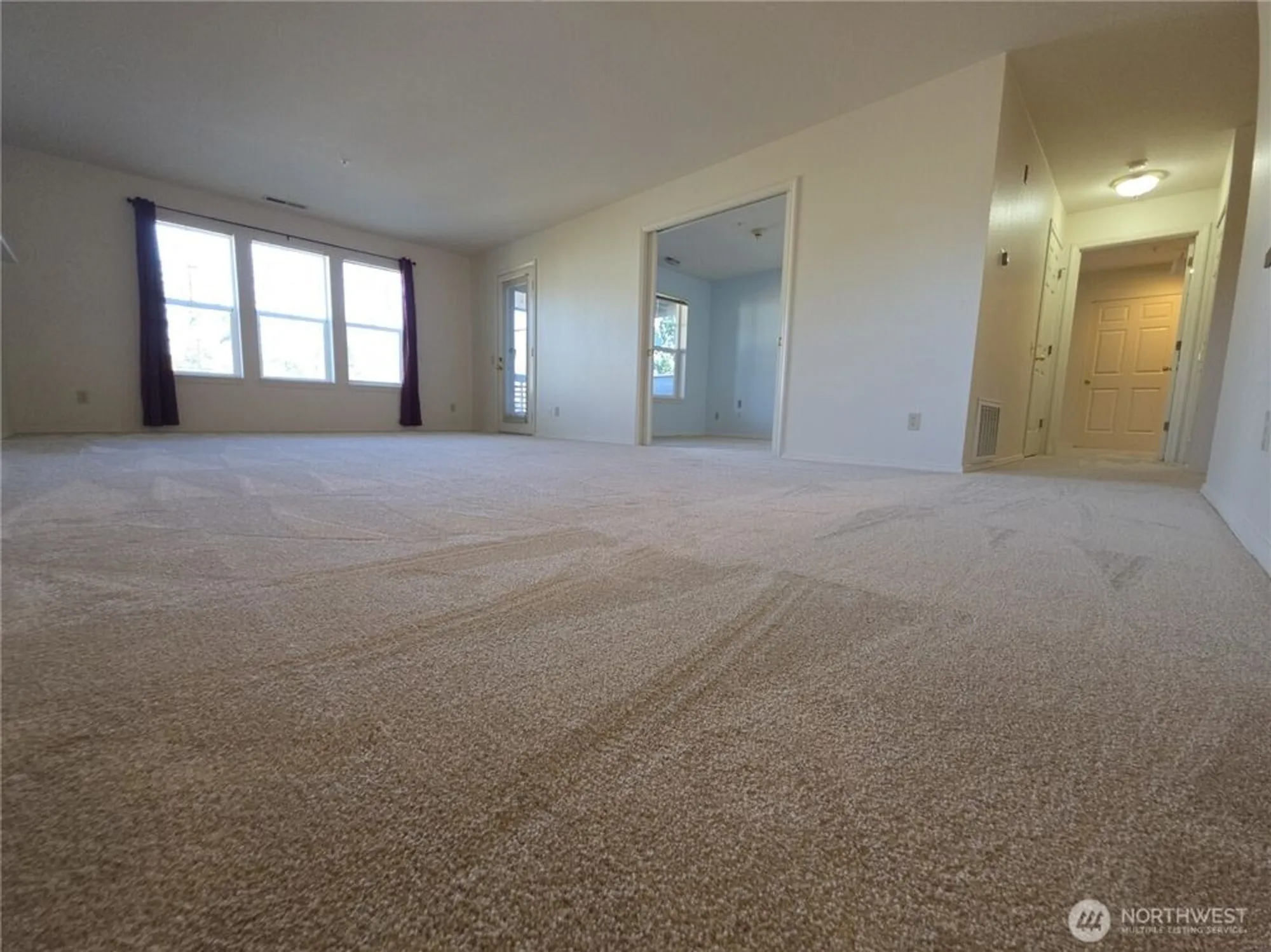 Property Slideshow image 25 of 40 | 3935 226th pl 313, Issaquah, WA, 98029