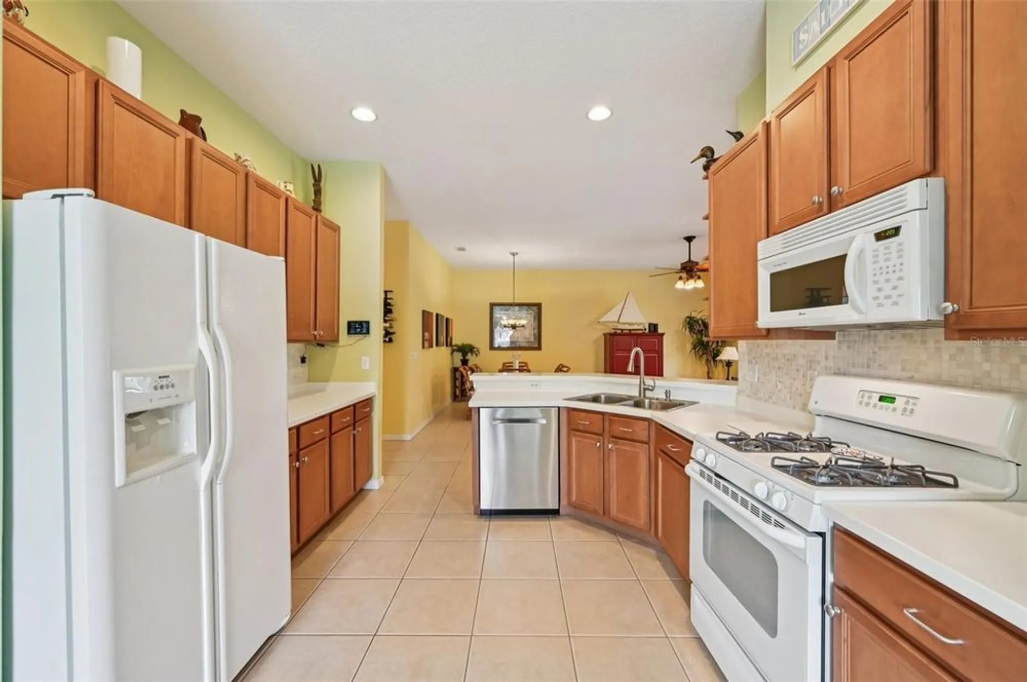 Property Slideshow image 14 of 61 | 2103 grantham greens dr, Sun City Center, FL, 33573