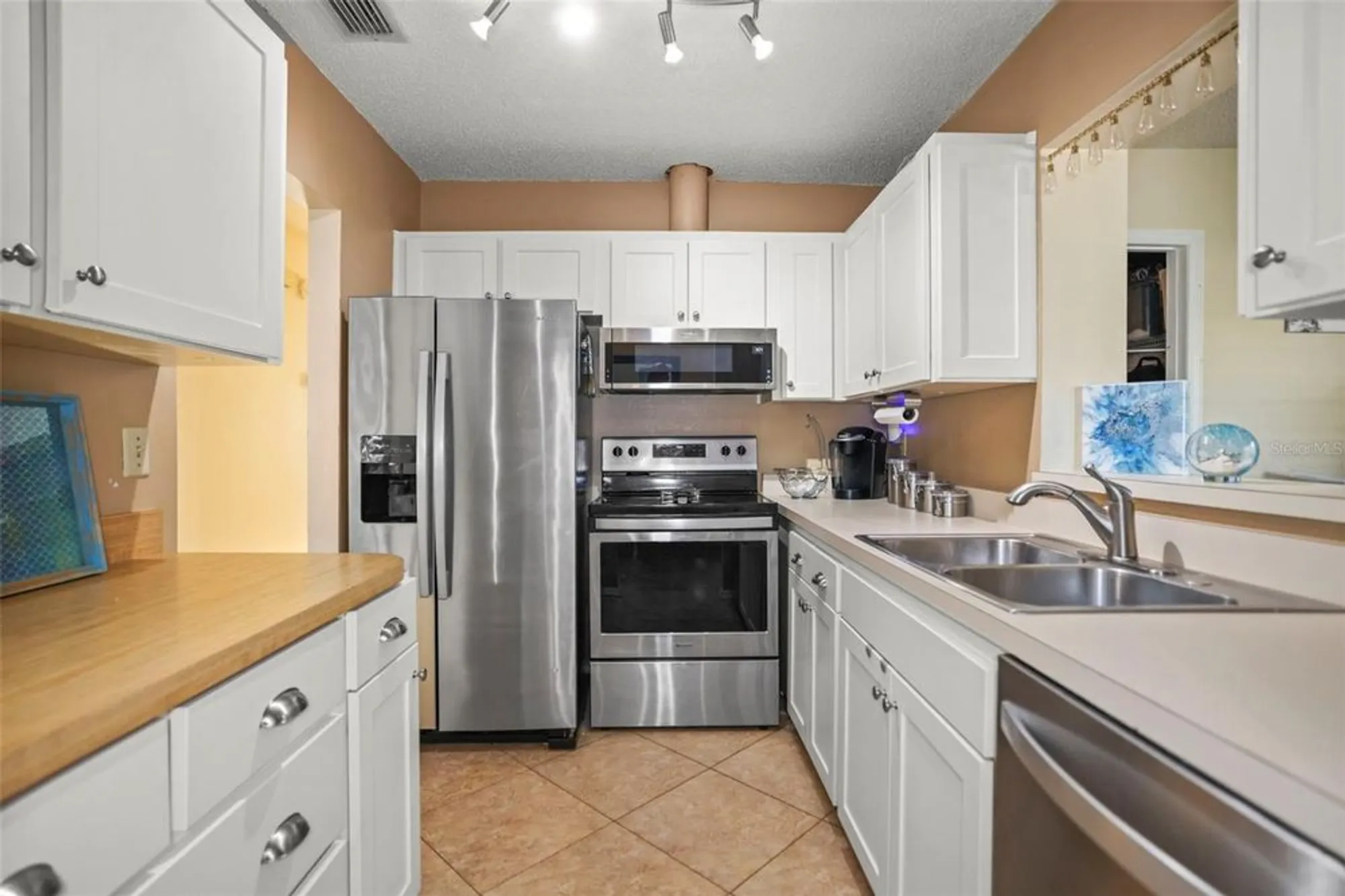 Property Slideshow image 7 of 25 | 2201 holkham pl # 2201, Sun City Center, FL, 33573