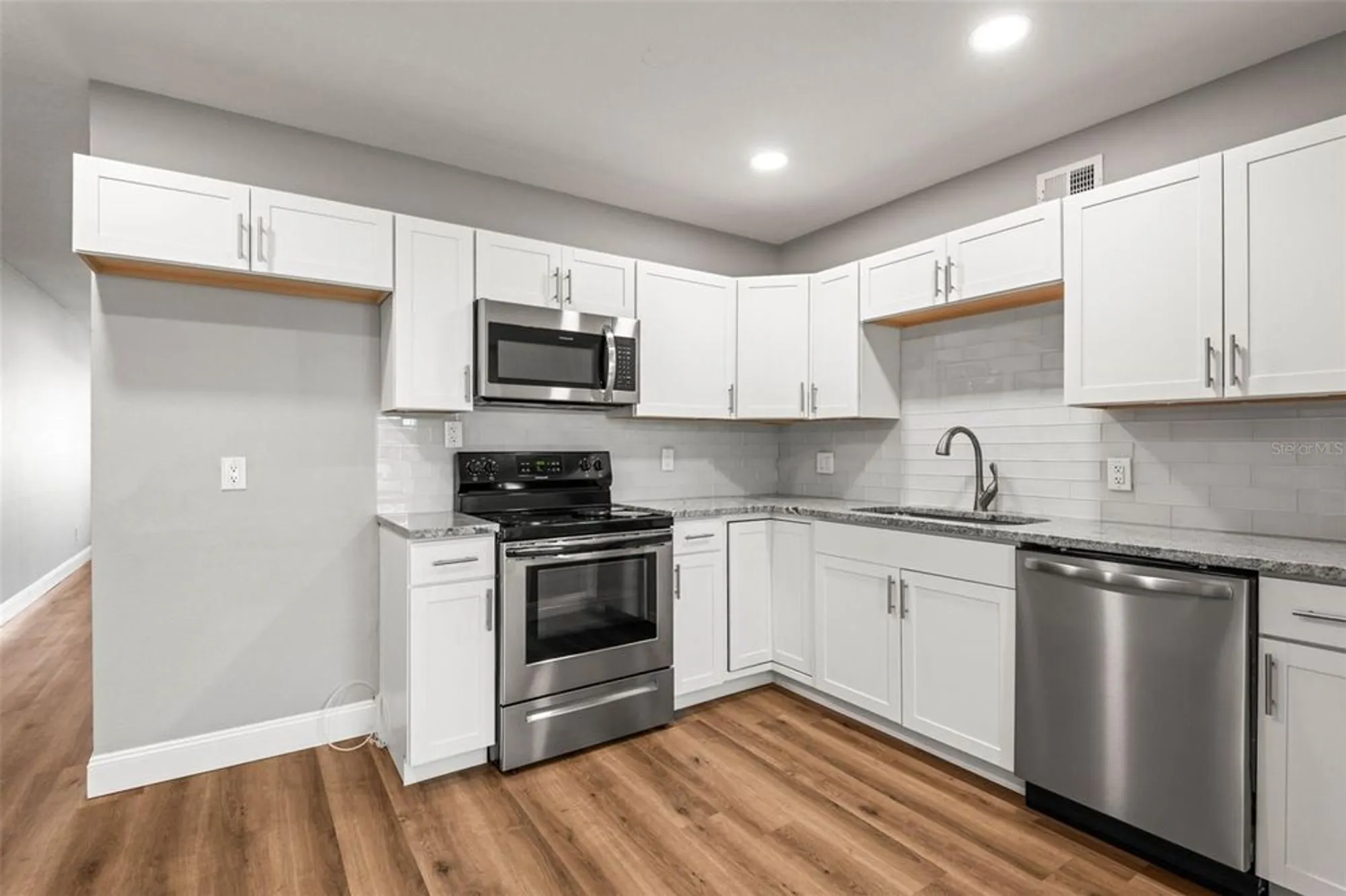 Property Slideshow image 12 of 32 | 2041 australia way 35, Clearwater, FL, 33763