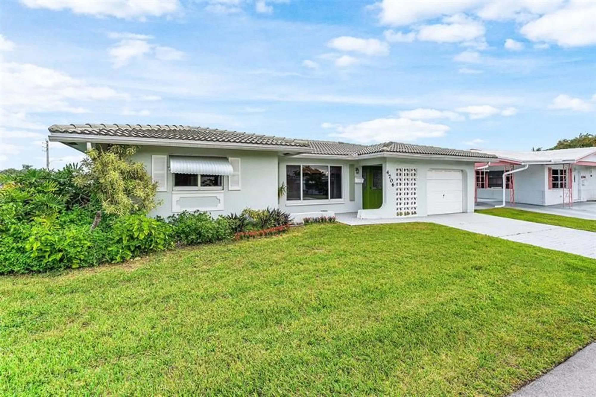 Property Slideshow image 2 of 34 | 4706 nw 43rd ter, Tamarac, FL, 33319