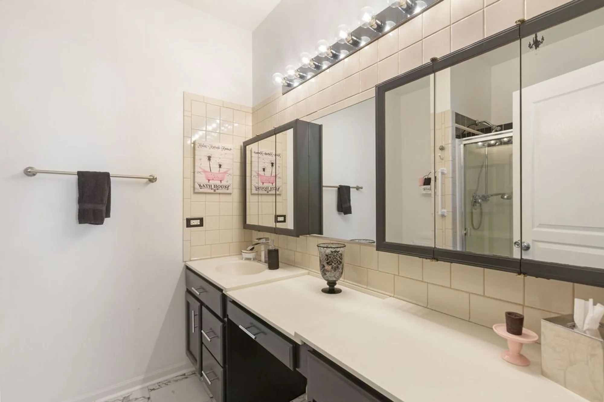 Property Slideshow image 10 of 16 | 94 w essington dr, Round Lake, IL, 60073