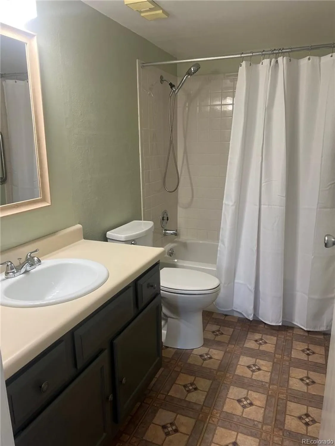 Property Slideshow image 10 of 19 | 13992 e marina dr 303, Aurora, CO, 80014