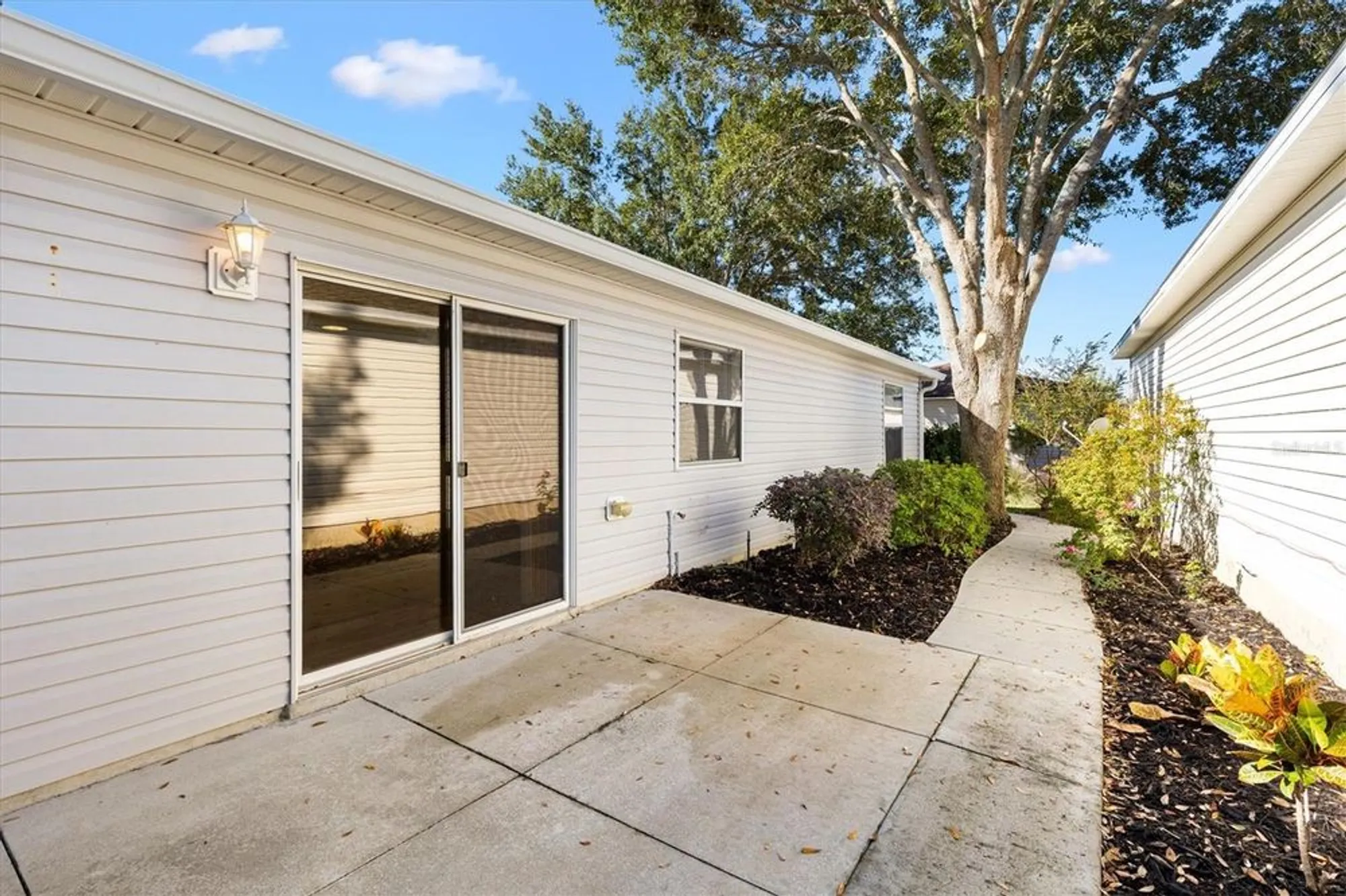 Property Slideshow image 7 of 33 | 428 canterbury ct, The Villages, FL, 32162