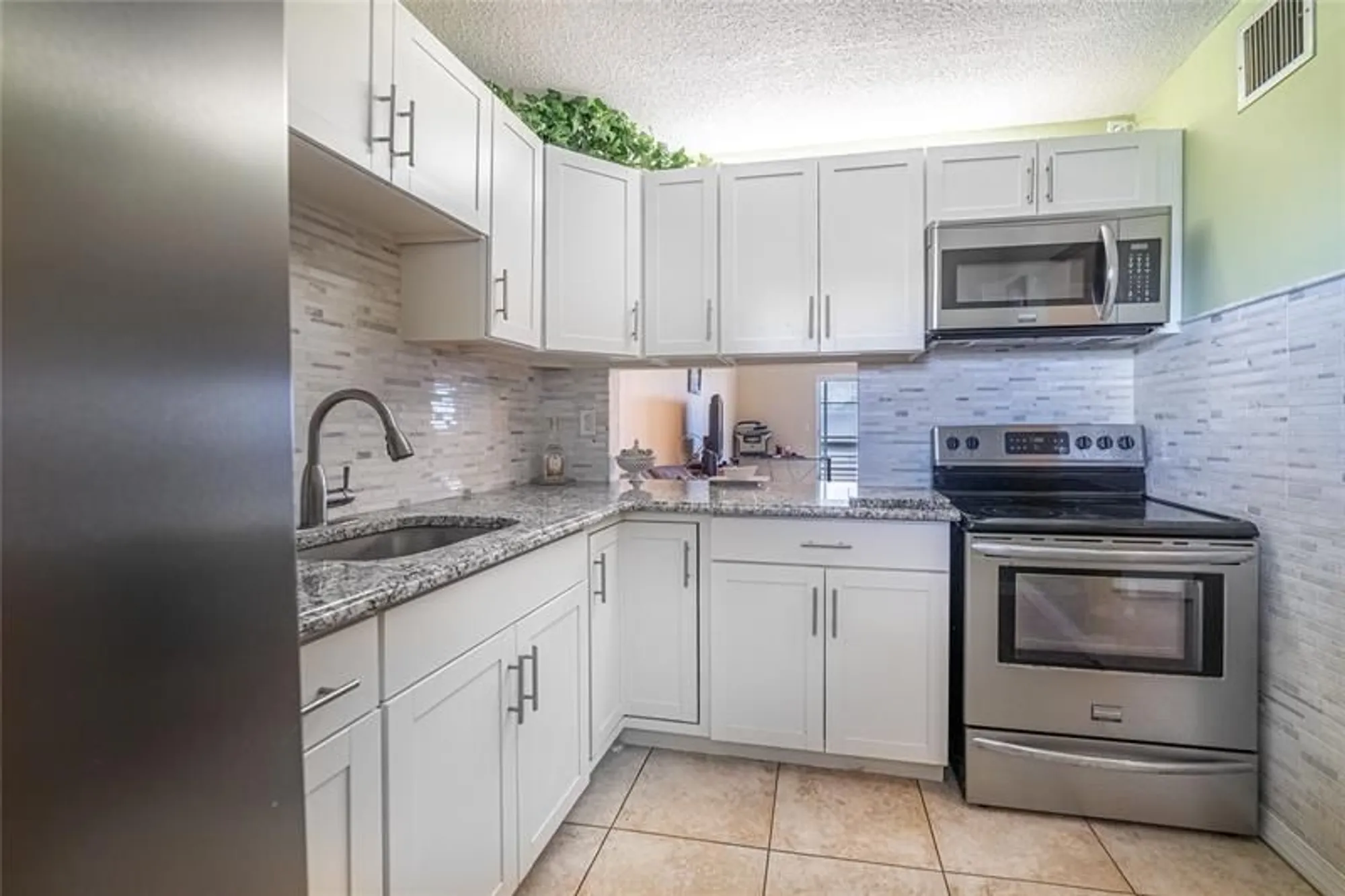 Property Slideshow image 3 of 35 | 2721 garden dr 310, Lake Worth, FL, 33461