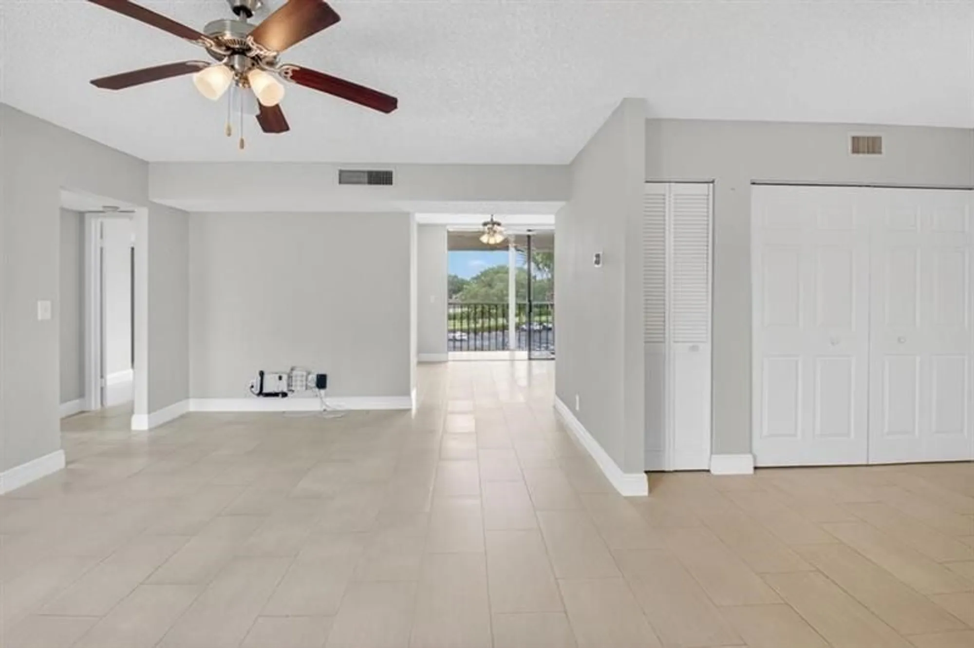 Property Slideshow image 6 of 39 | 5370 las verdes cir apt 319, Delray Beach, FL, 33484