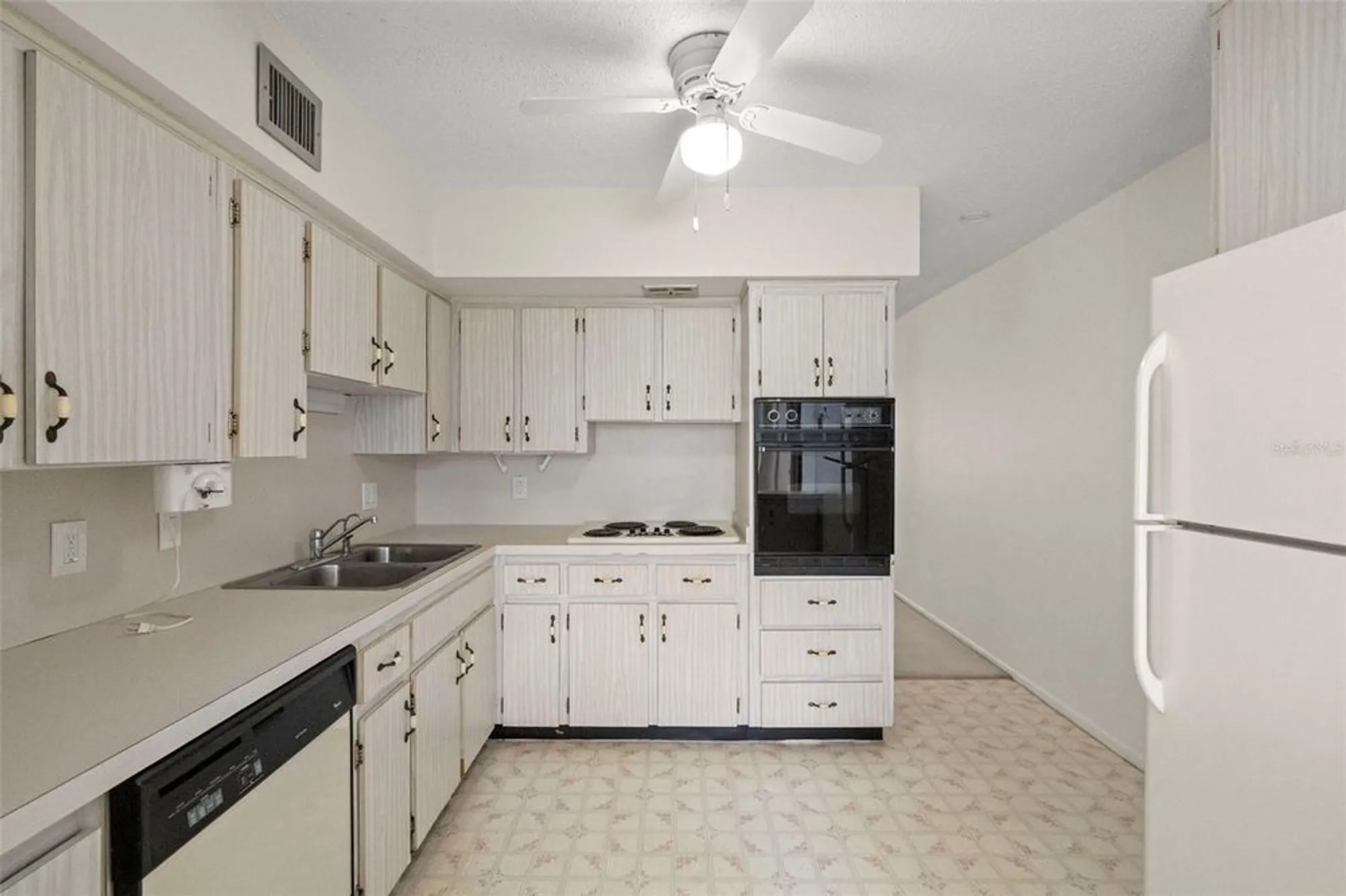 Property Slideshow image 13 of 43 | 2429 ecuadorian way 47, Clearwater, FL, 33763