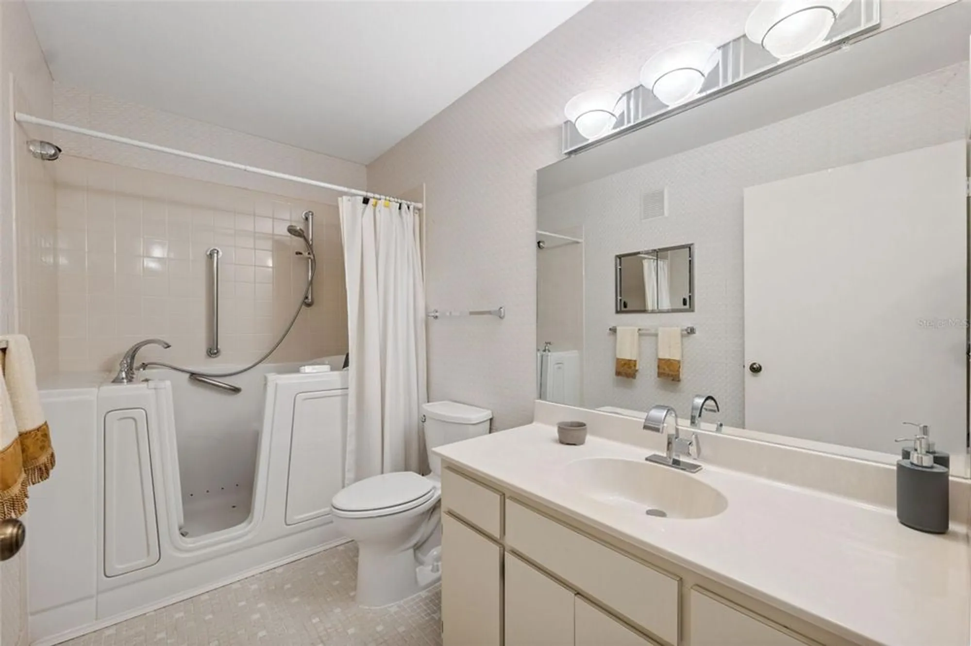 Property Slideshow image 27 of 49 | 2192 swedish dr 26, Clearwater, FL, 33763