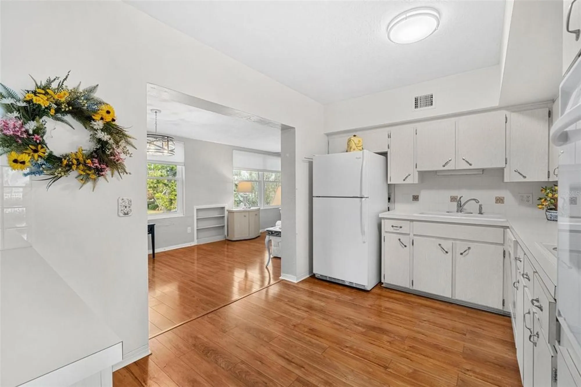 Property Slideshow image 16 of 70 | 2430 brazilia dr 28, Clearwater, FL, 33763