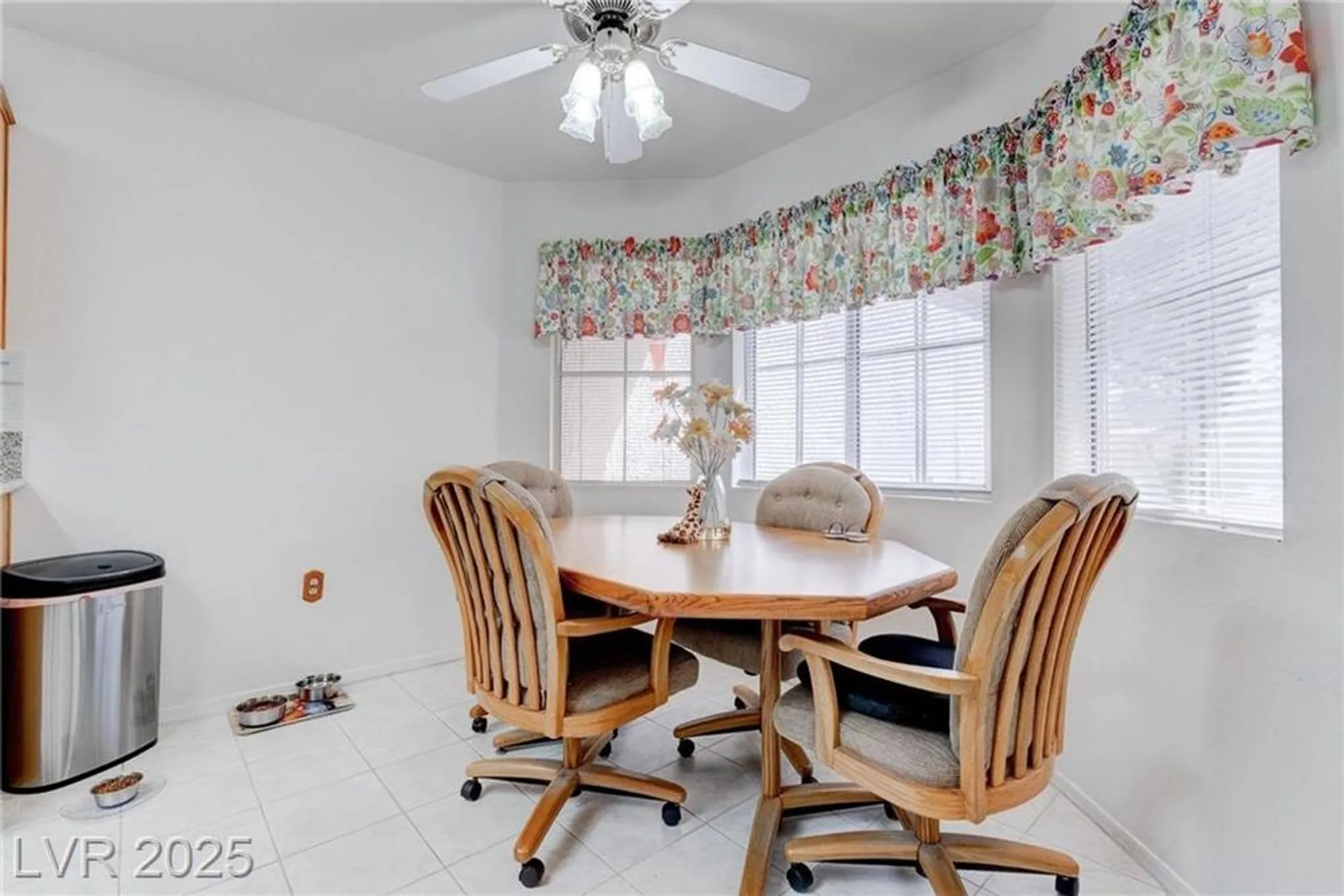 Property Slideshow image 24 of 42 | 2541 desert glen dr, Las Vegas, NV, 89134