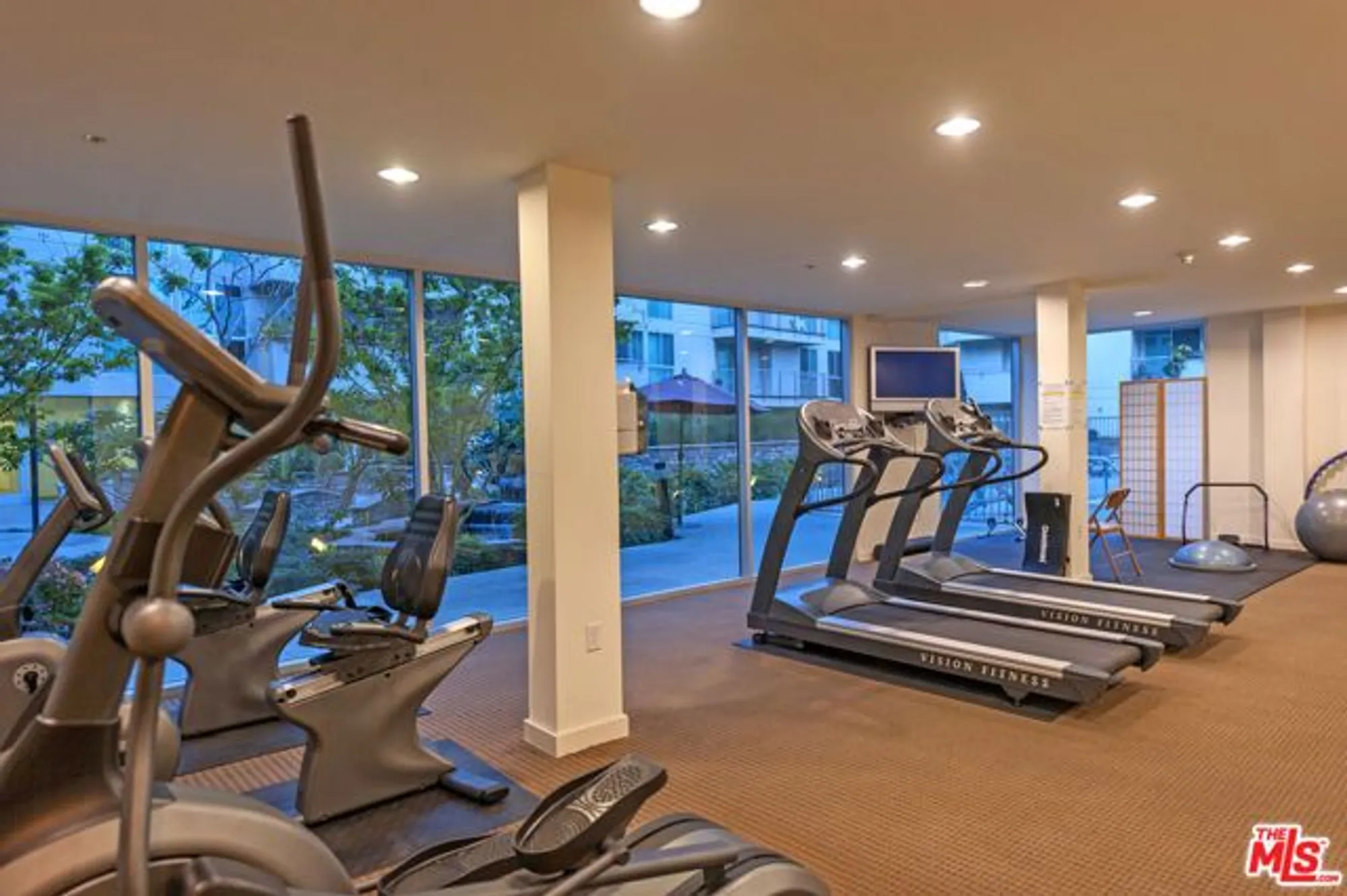 Property Slideshow image 33 of 41 | 267 s san pedro st unit 211, Los Angeles, CA, 90012