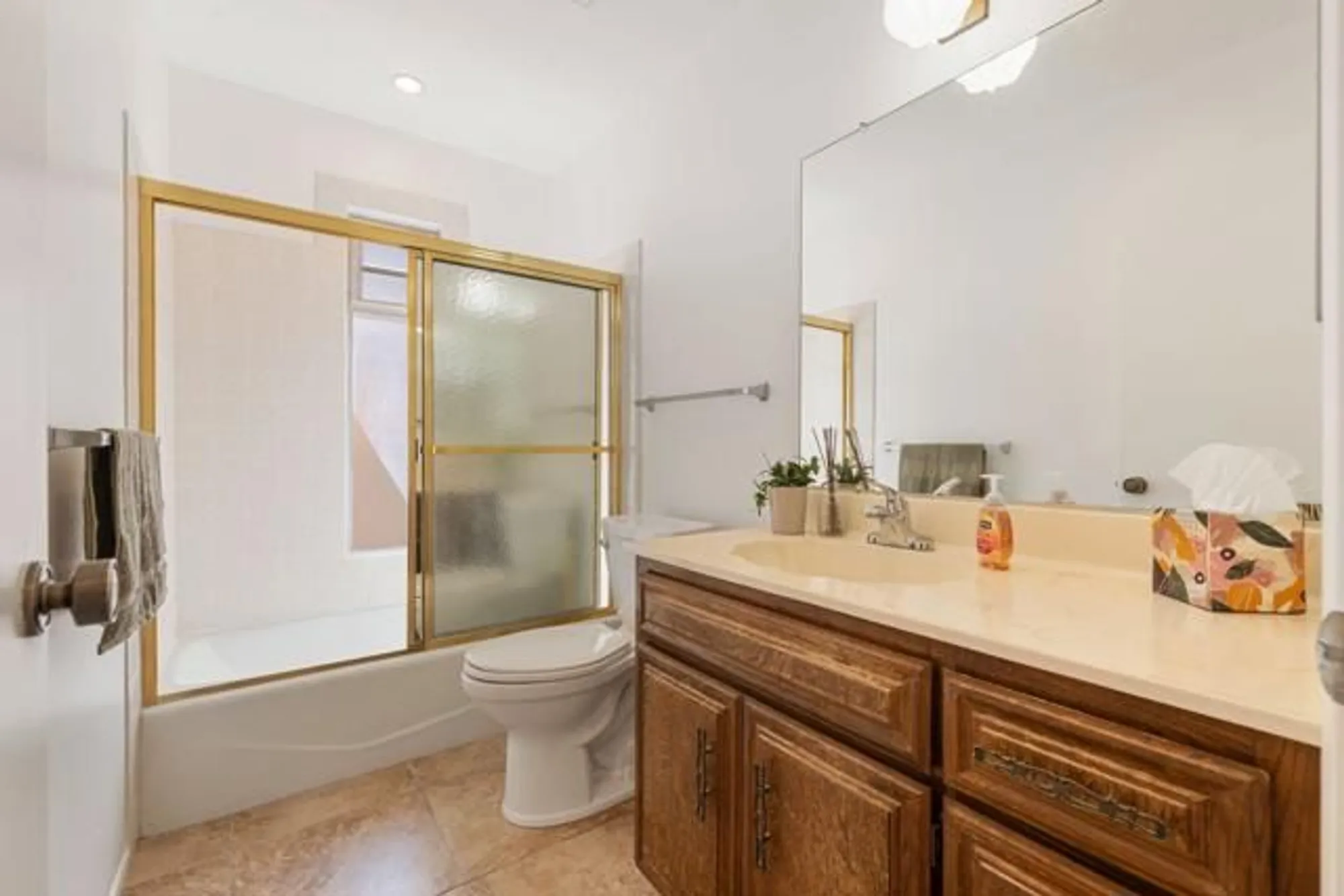 Property Slideshow image 19 of 41 | 2050 silver oak way, Hemet, CA, 92545