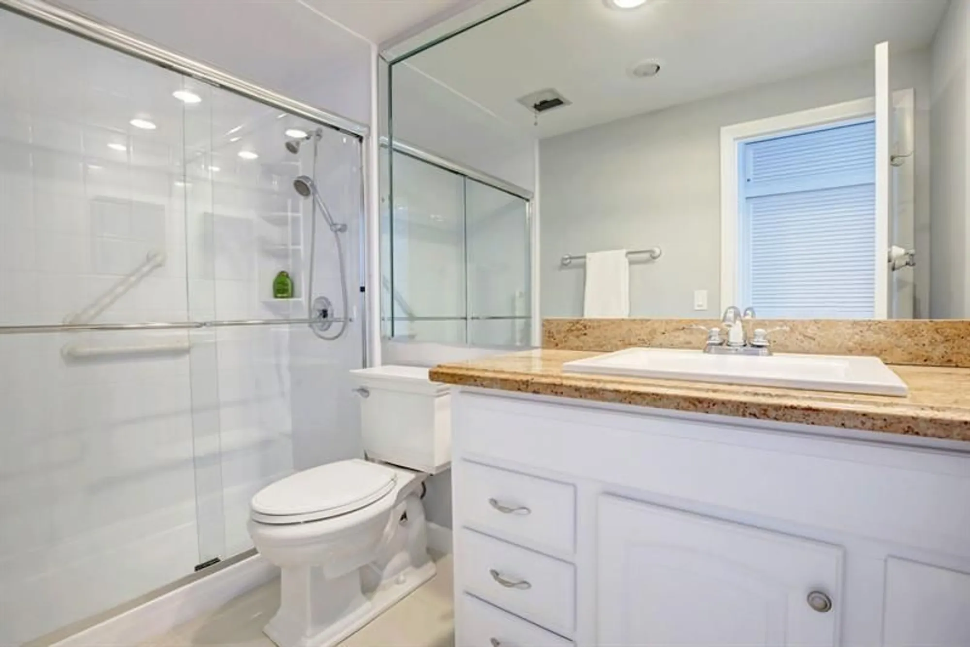 Property Slideshow image 14 of 28 | 3333 ne 34th st 209, Fort Lauderdale, FL, 33308