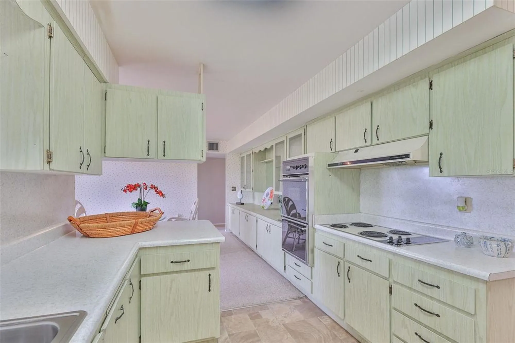 Property Slideshow image 10 of 41 | 823 fox hills dr, Sun City Center, FL, 33573