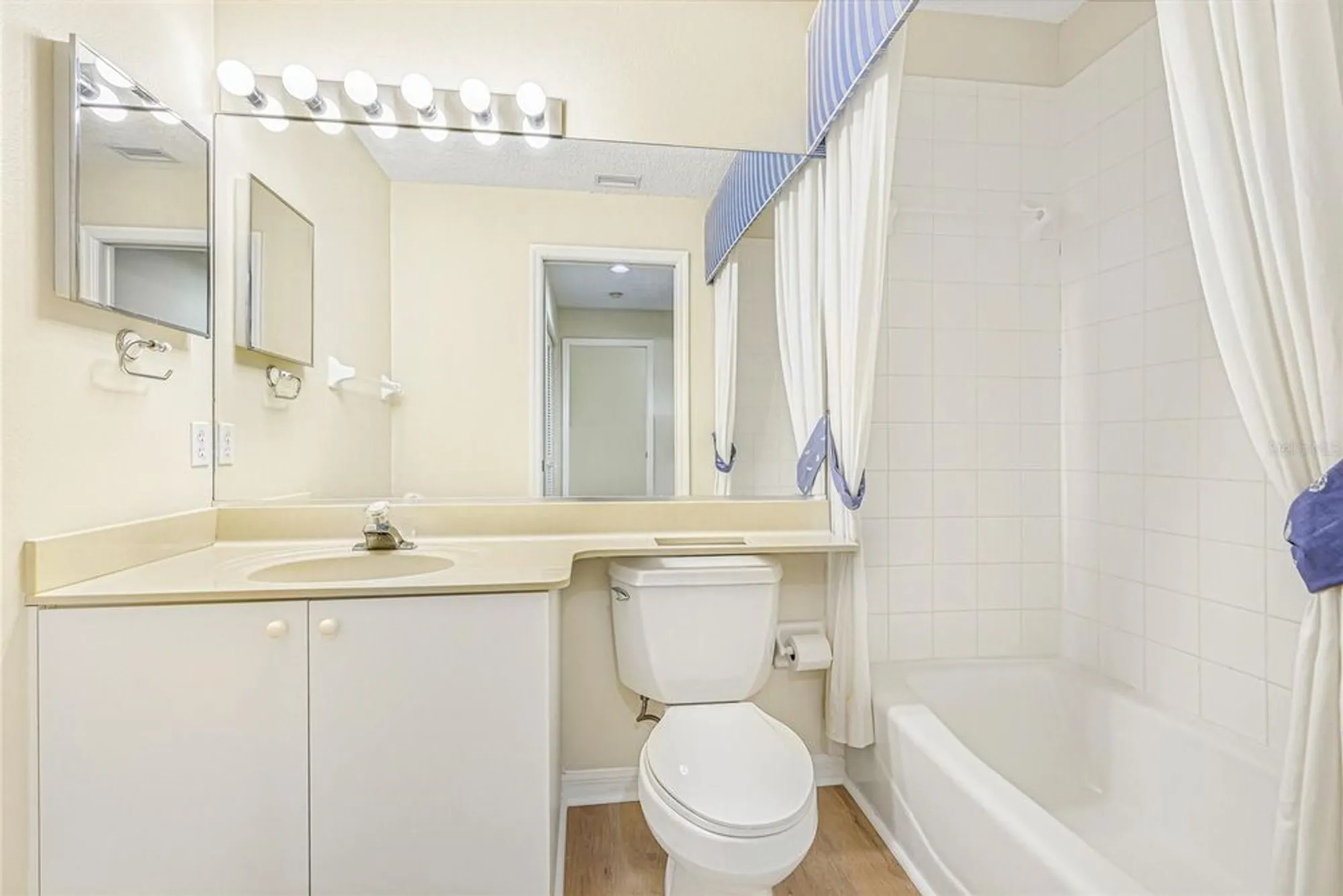 Property Slideshow image 23 of 44 | 7106 saint andrews ln, Sarasota, FL, 34243