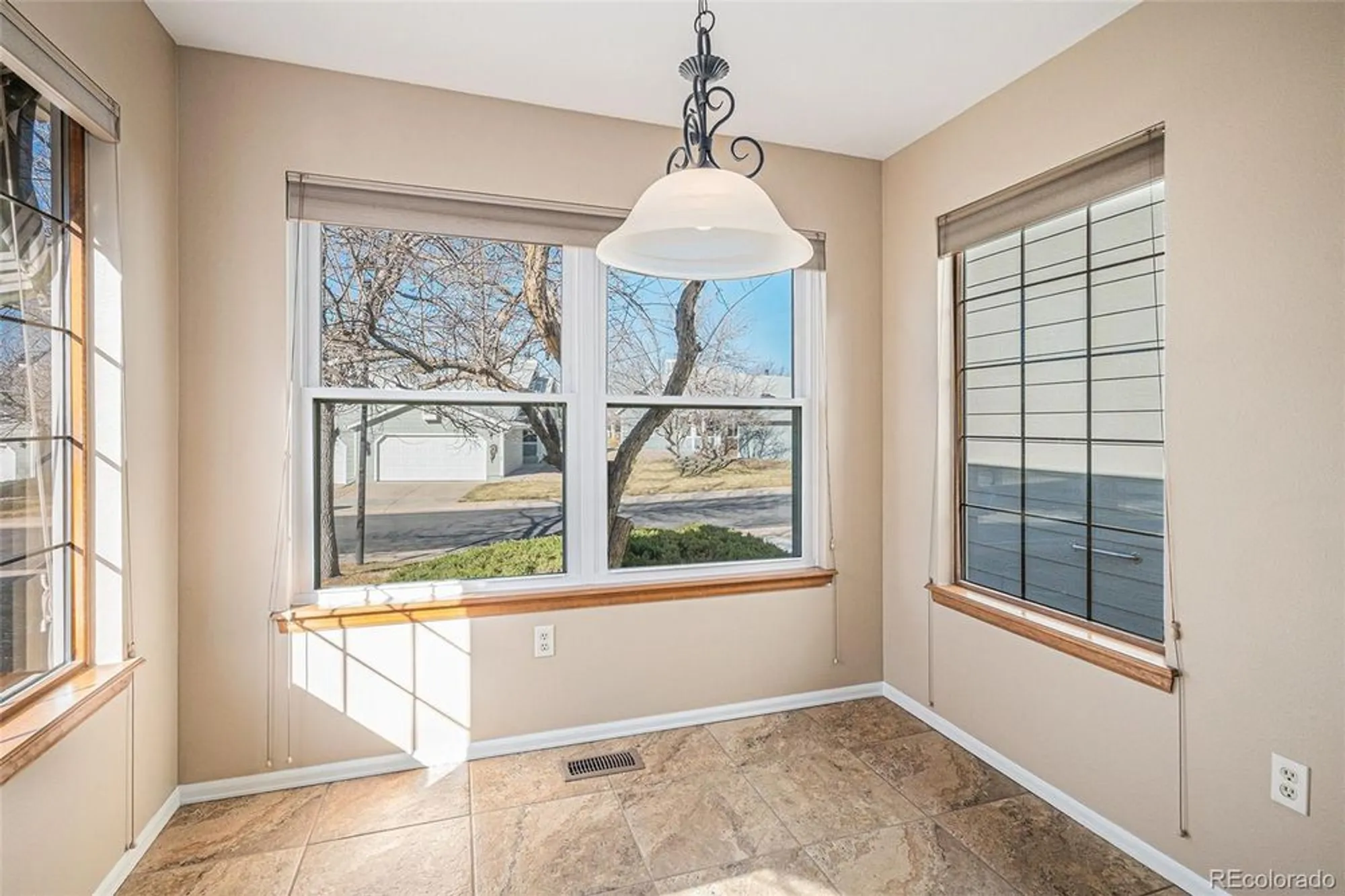 Property Slideshow image 9 of 25 | 16 shetland ct, Highlands Ranch, CO, 80130