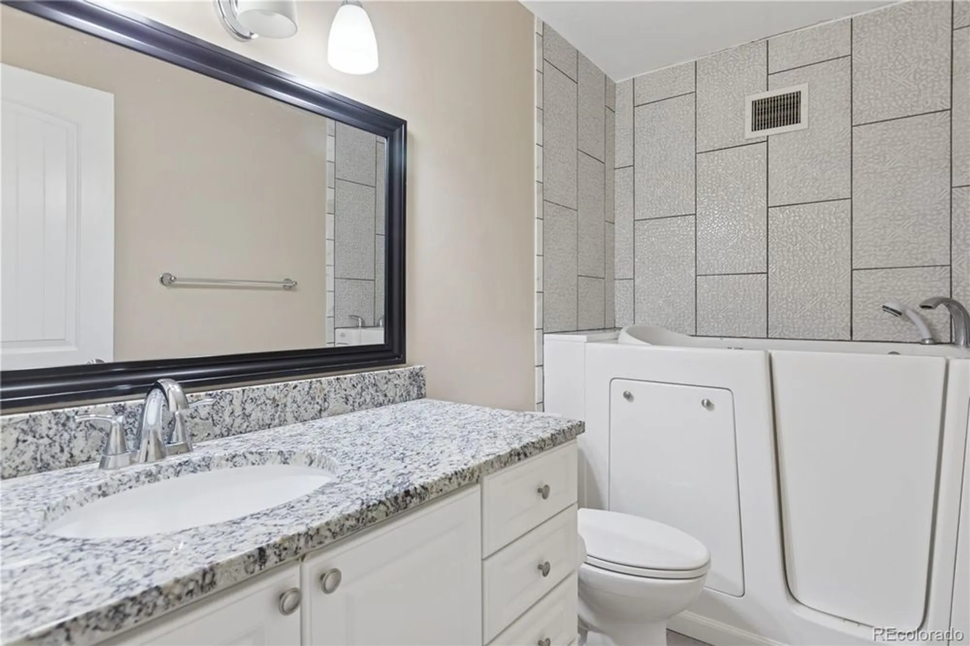 Property Slideshow image 24 of 35 | 660 s alton way 7b, Denver, CO, 80247