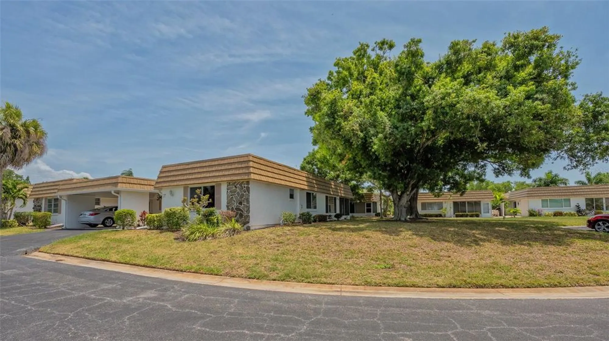 Property Slideshow image 46 of 86 | 2016 riverbluff pkwy v328, Sarasota, FL, 34231