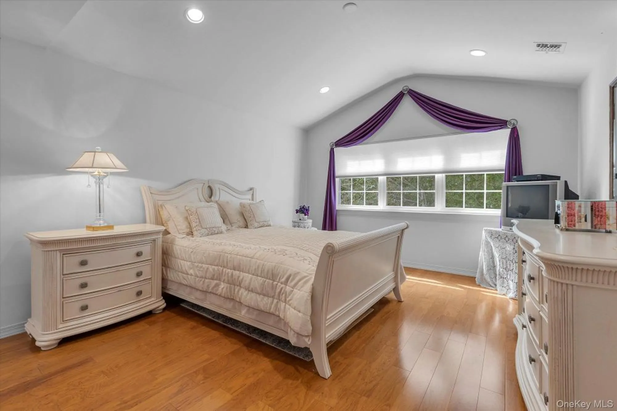 Property Slideshow image 12 of 23 | 4006 saint andrews ave, Riverhead, NY, 11901