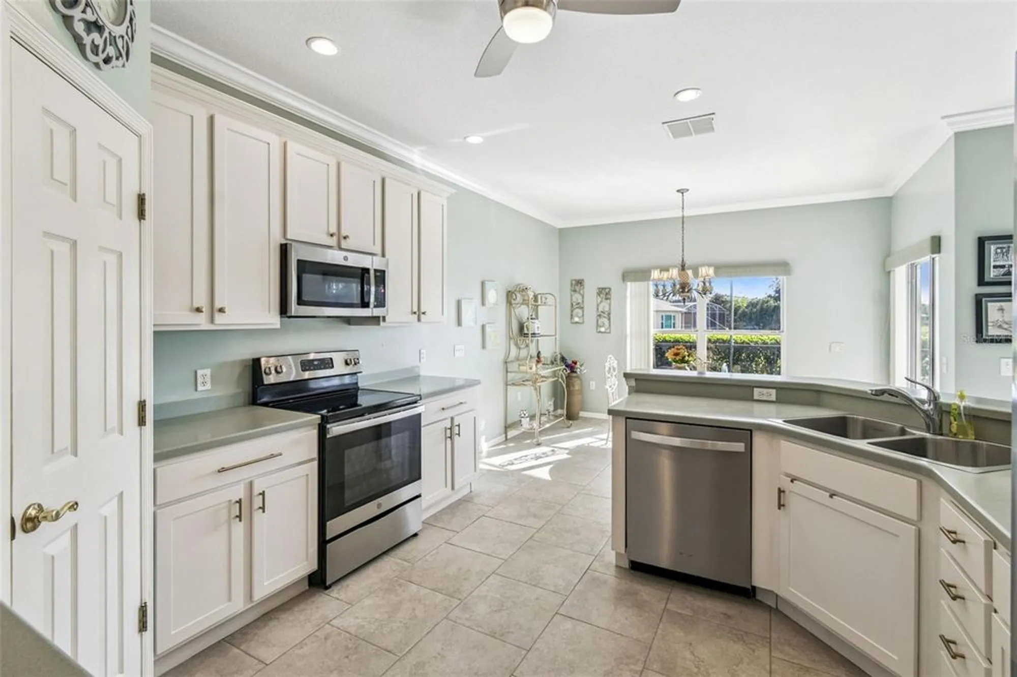Property Slideshow image 16 of 54 | 219 largo dr, Kissimmee, FL, 34759