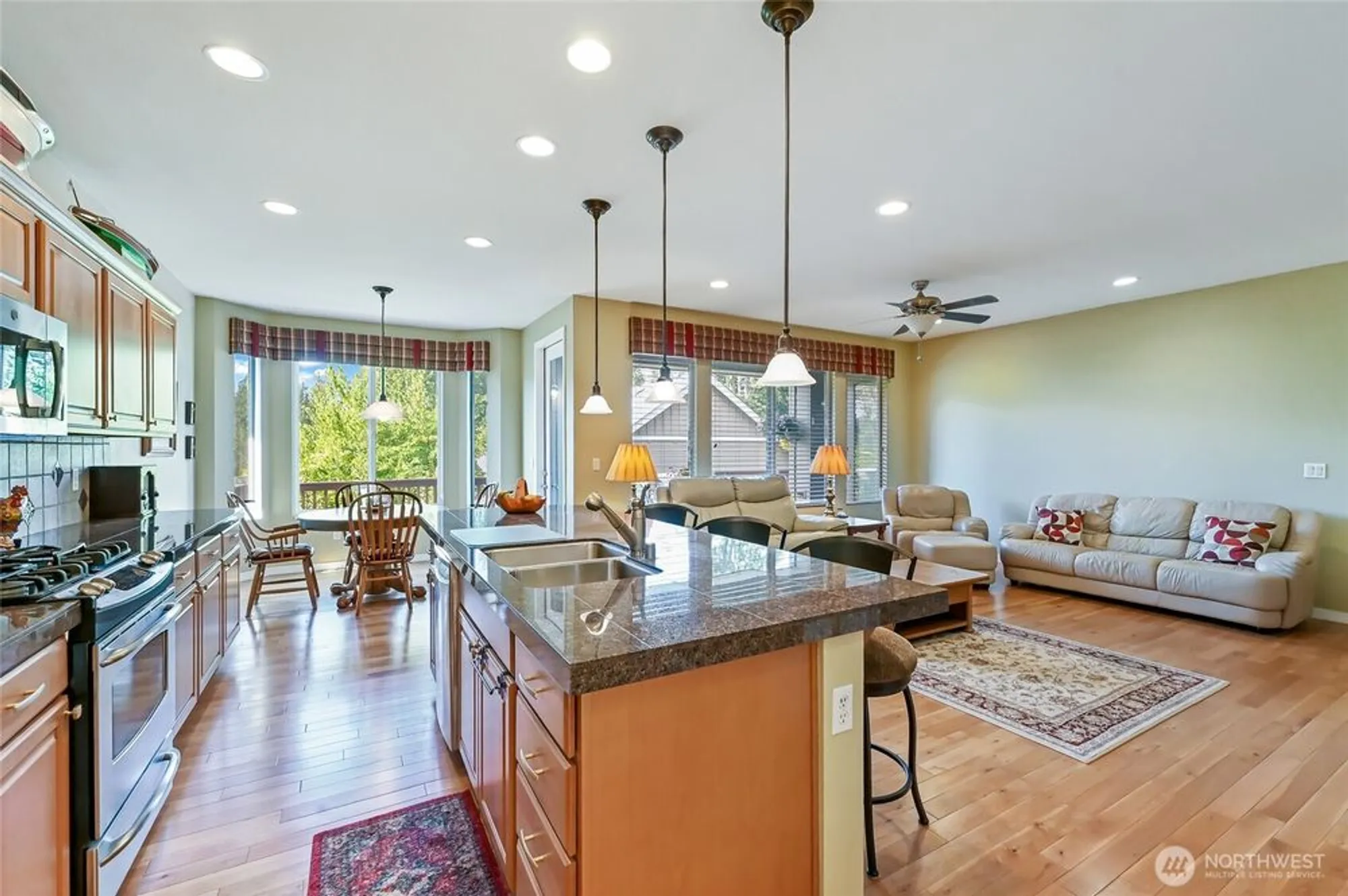 Property Slideshow image 18 of 32 | 13841 231st ln, Redmond, WA, 98053