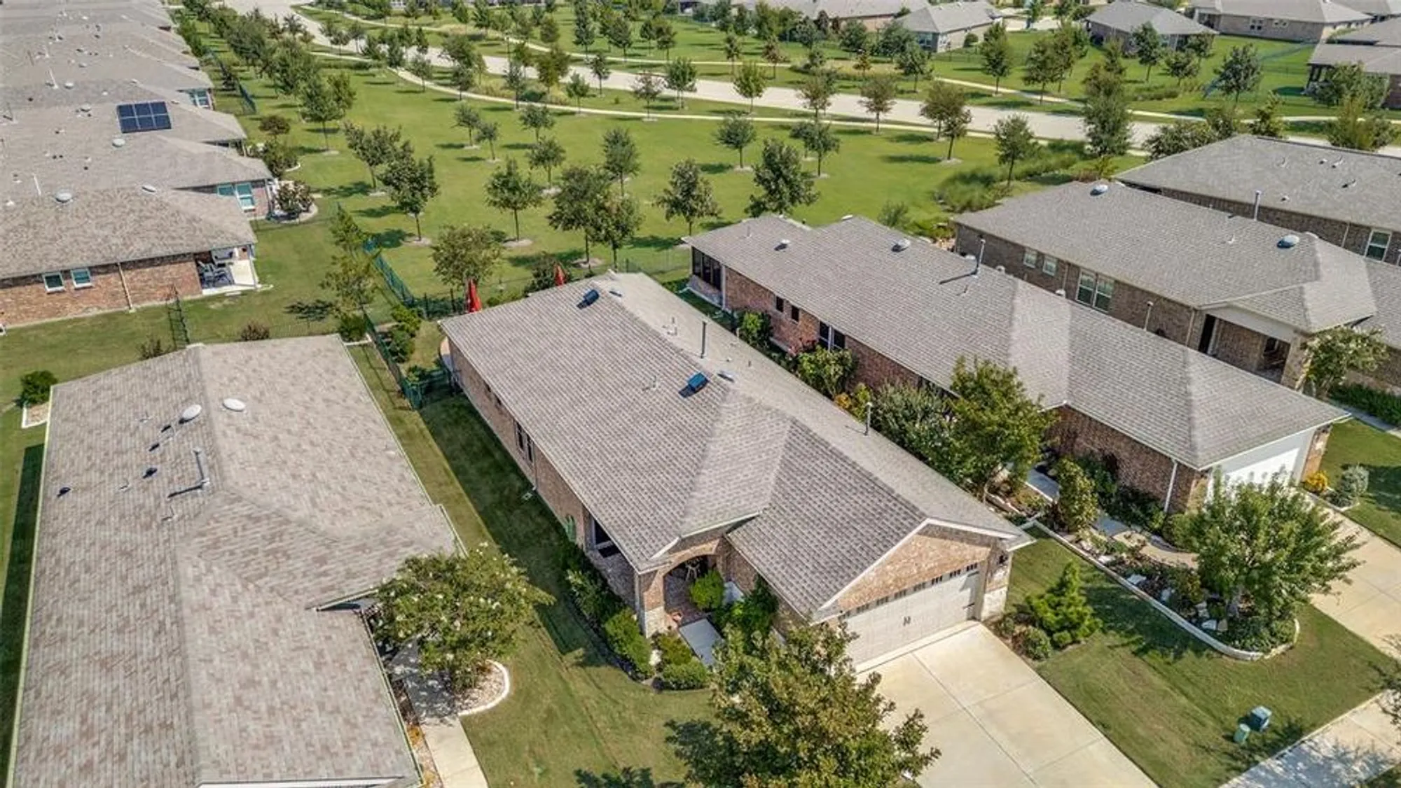 Property Slideshow image 19 of 33 | 2068 bentwater ln, Frisco, TX, 75036