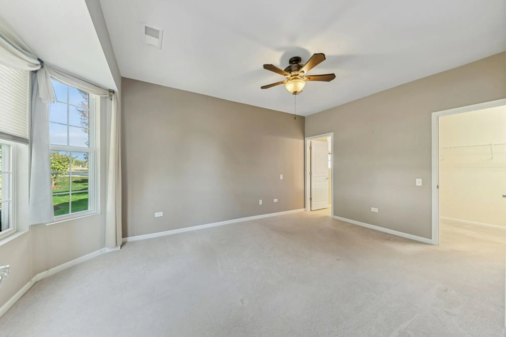 Property Slideshow image 11 of 19 | 2864 edgewater dr, Elgin, IL, 60124