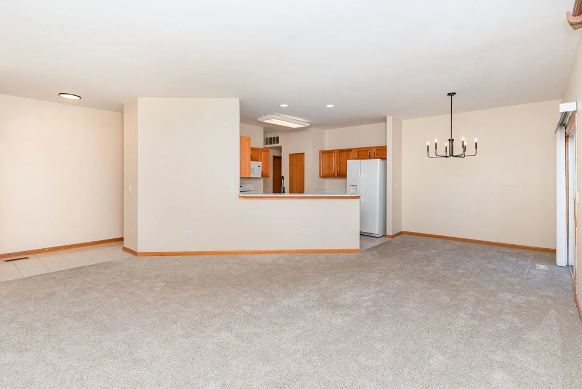 Property Slideshow image 6 of 25 | 16416 crescent lake ct, Crest Hill, IL, 60403