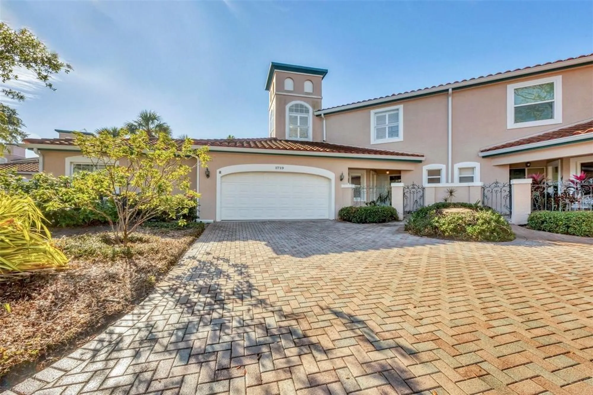 Property Slideshow image 1 of 66 | 1719 starling dr # 1719, Sarasota, FL, 34231
