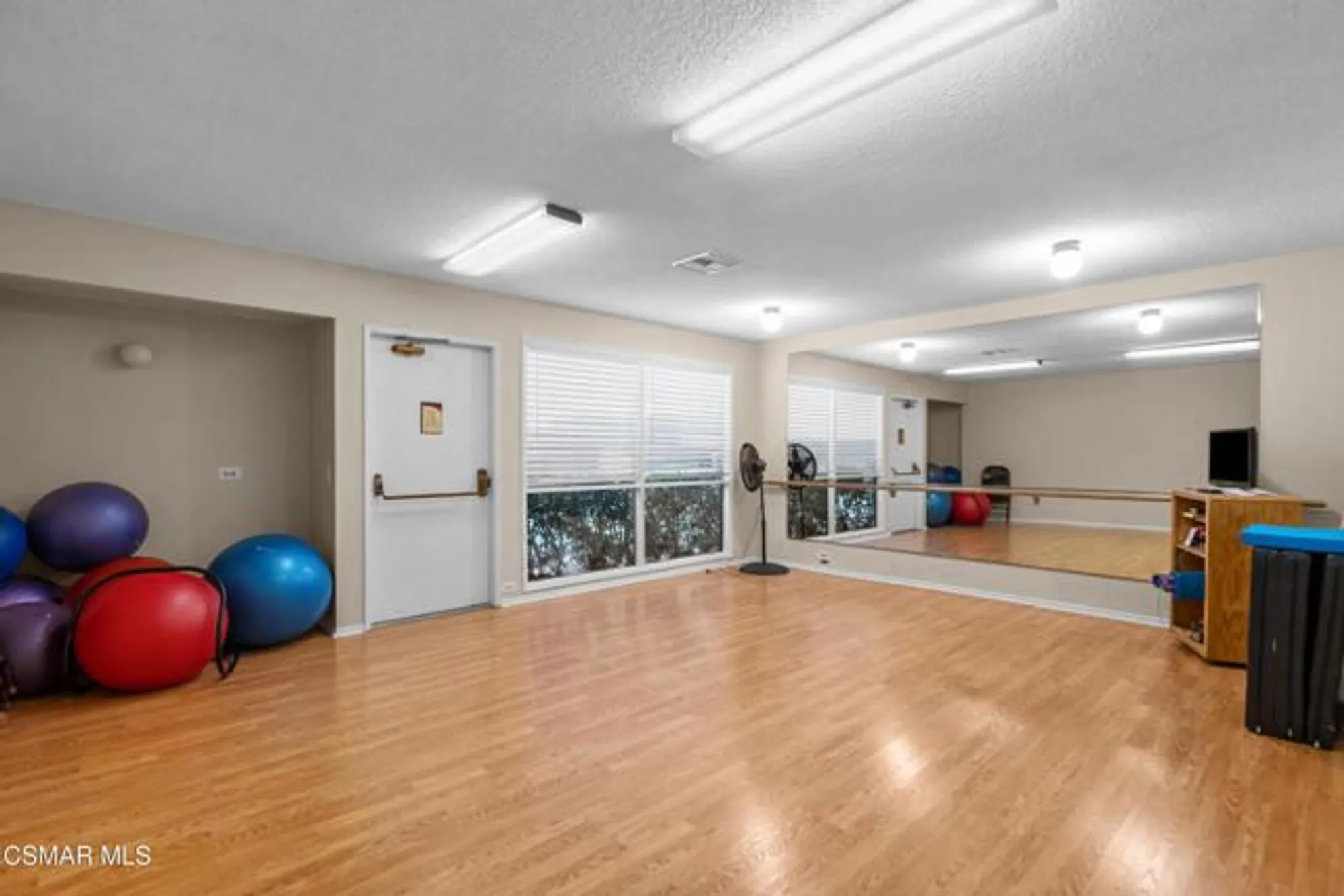Property Slideshow image 27 of 33 | 351 chestnut hill ct 14, Thousand Oaks, CA, 91360