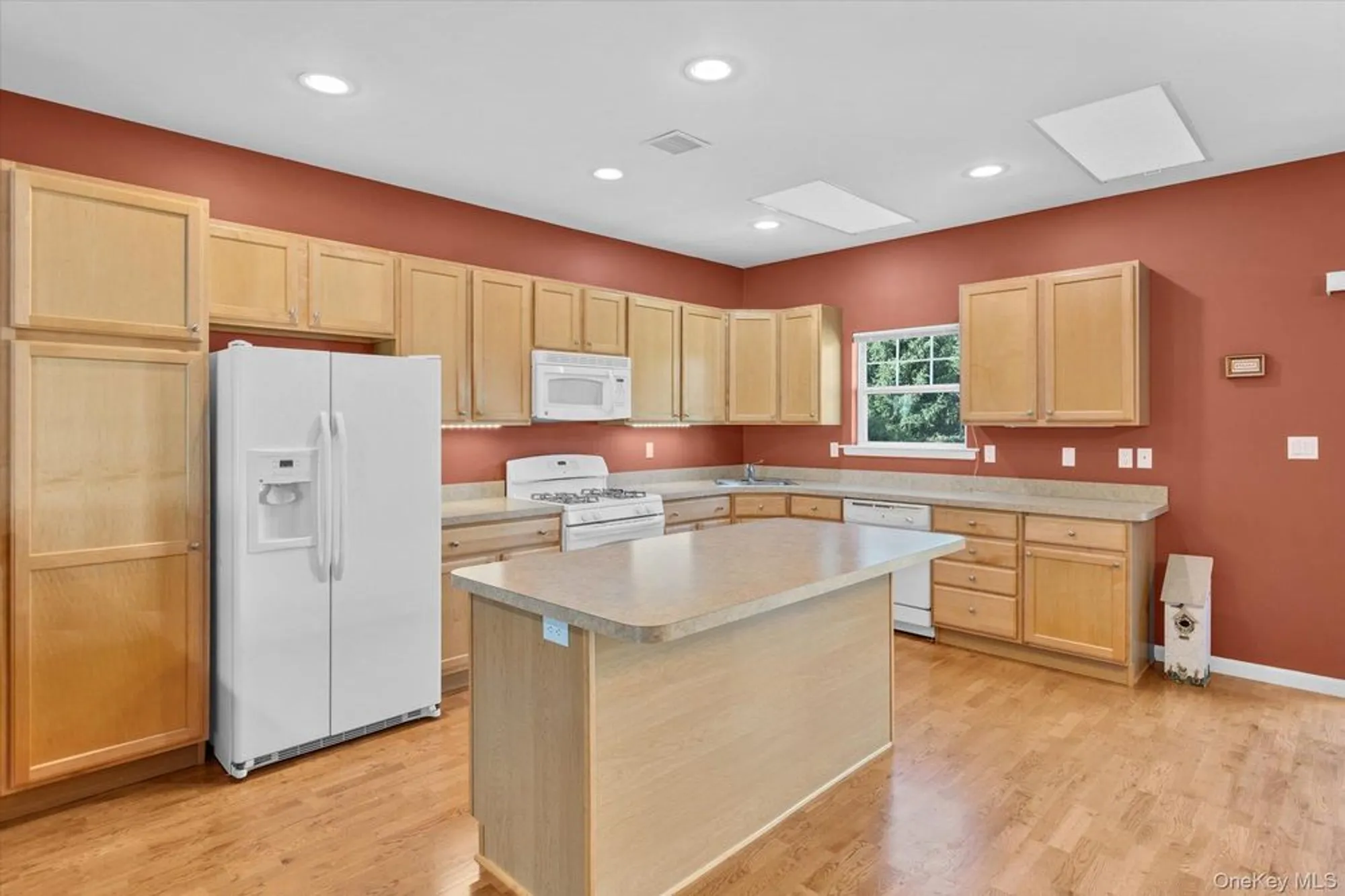 Property Slideshow image 8 of 34 | 67 stoneleigh dr, Riverhead, NY, 11901