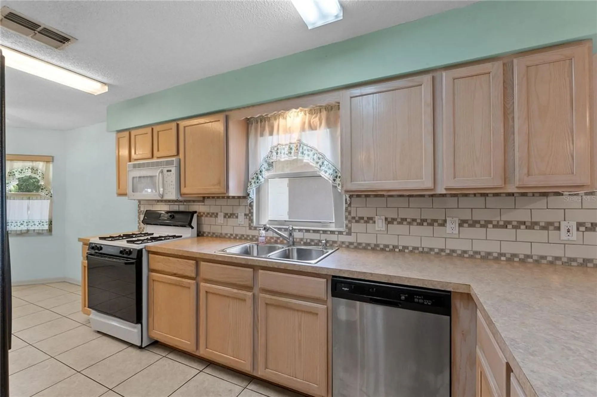 Property Slideshow image 9 of 35 | 2244 silver lakes dr, Lakeland, FL, 33810