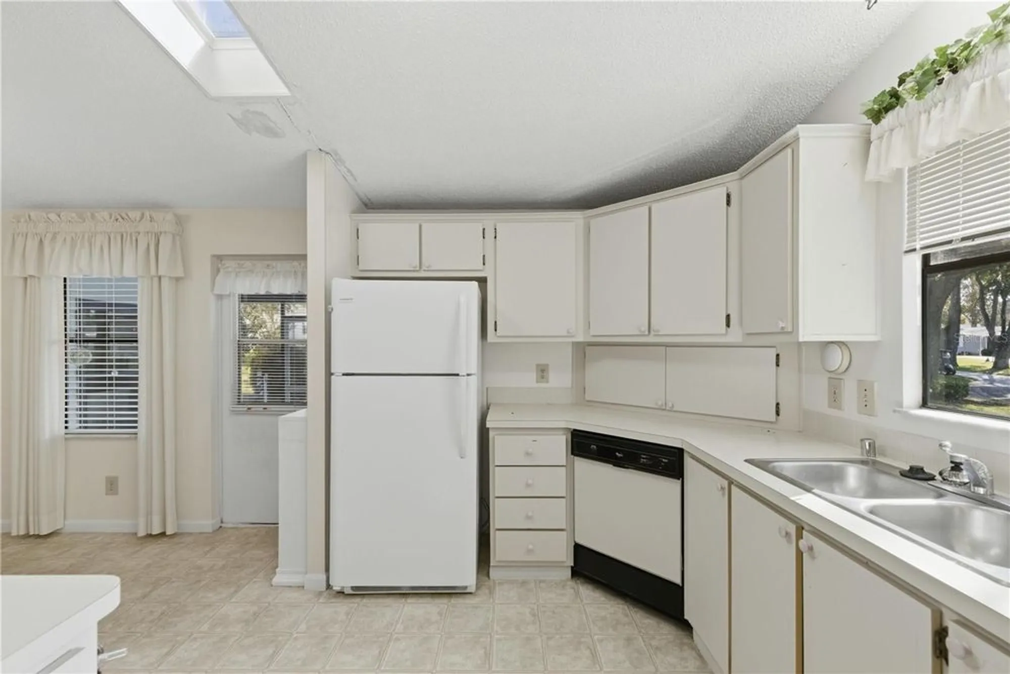 Property Slideshow image 5 of 18 | 725 camelia ct, Lady Lake, FL, 32159