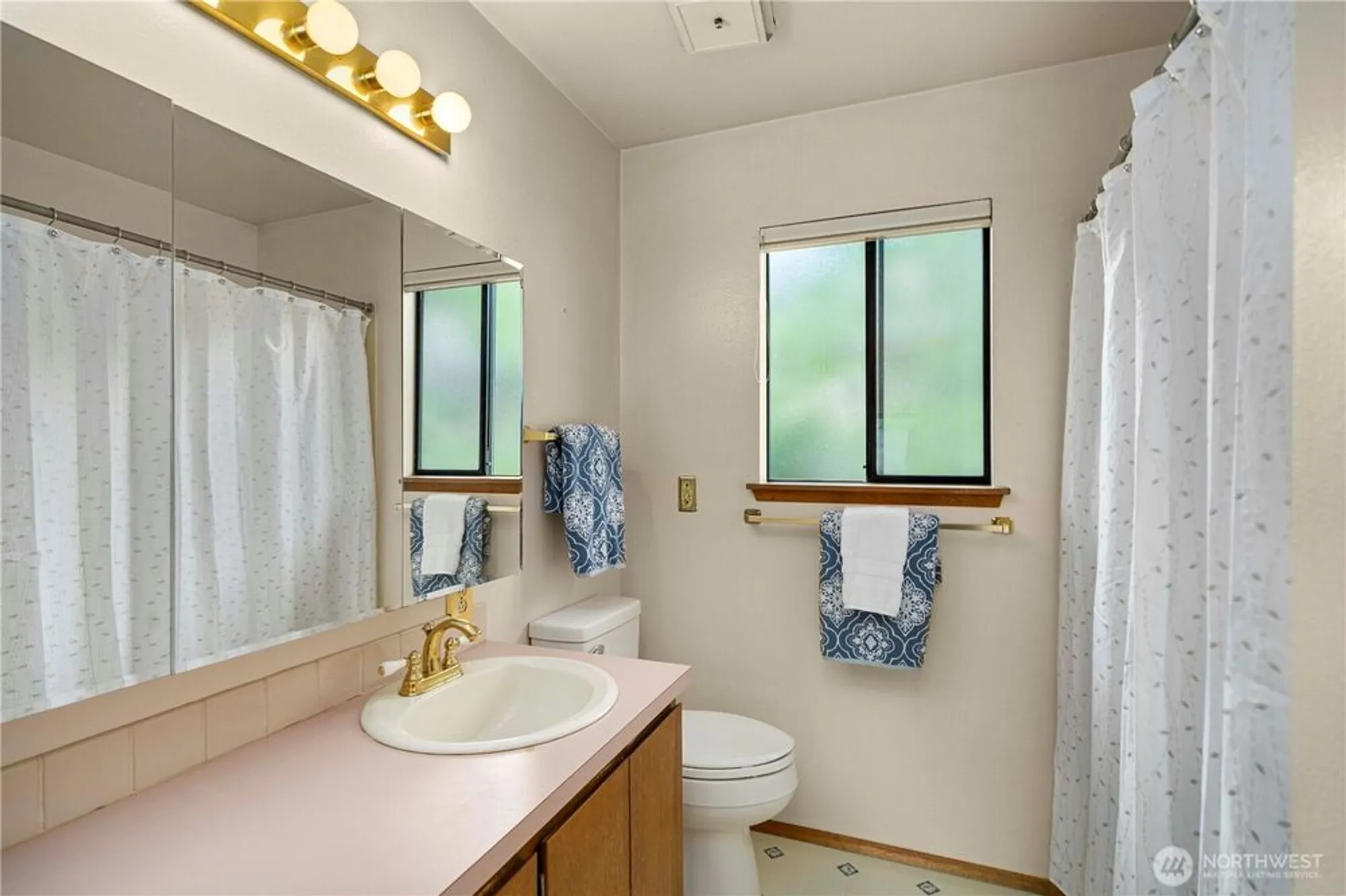 Property Slideshow image 13 of 35 | 10637 glen acres dr s # 10637, Seattle, WA, 98168