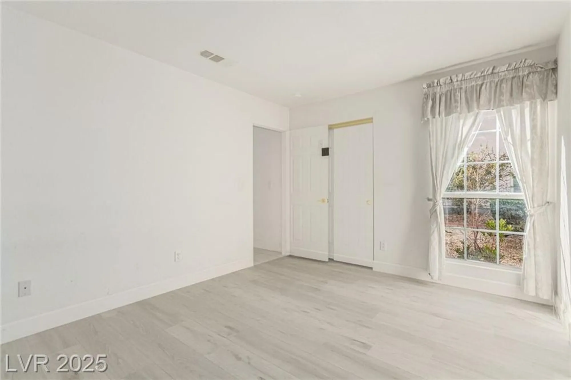 Property Slideshow image 21 of 28 | 4908 winterset dr, Las Vegas, NV, 89130