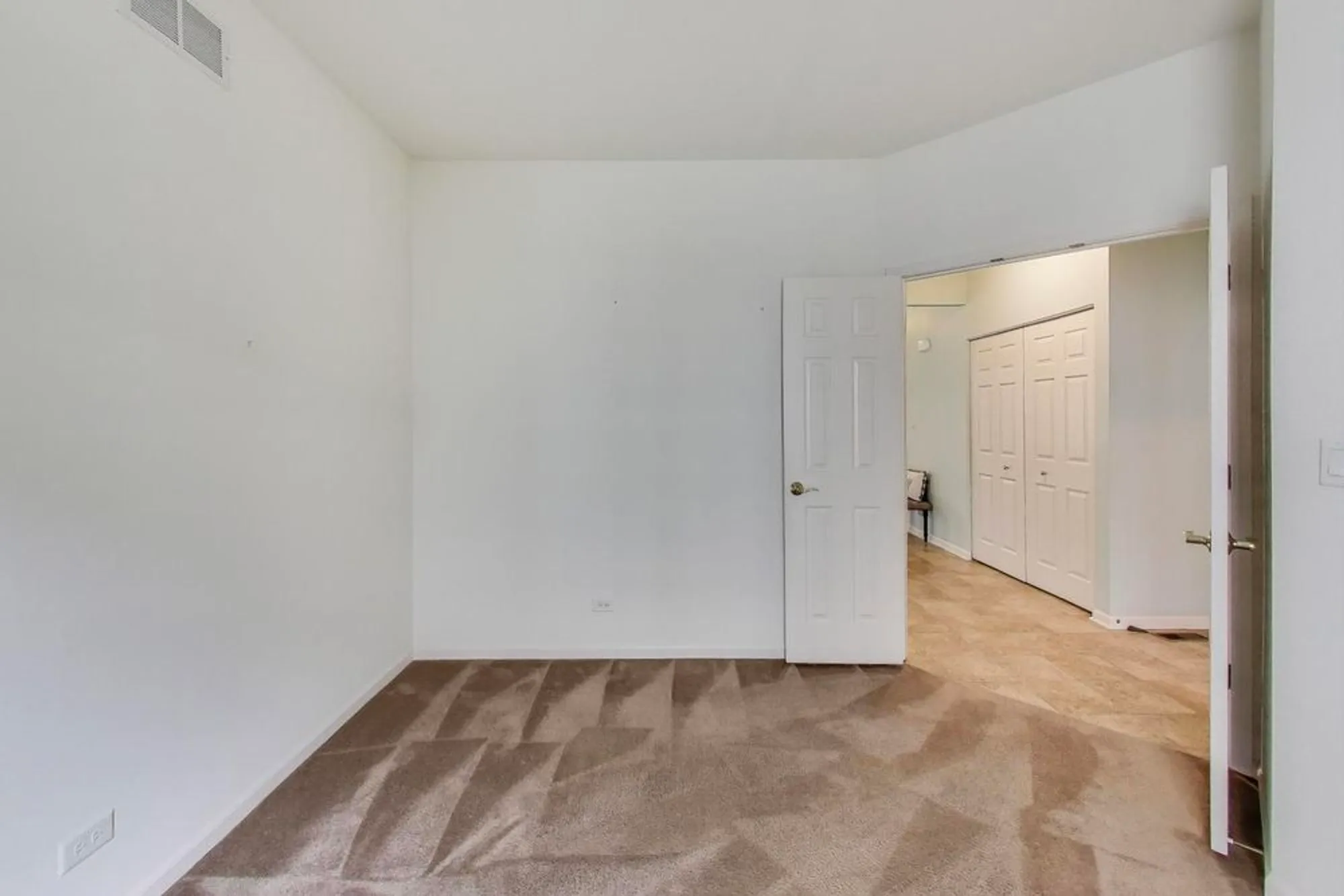 Property Slideshow image 13 of 27 | 1129 drury ln, Aurora, IL, 60502