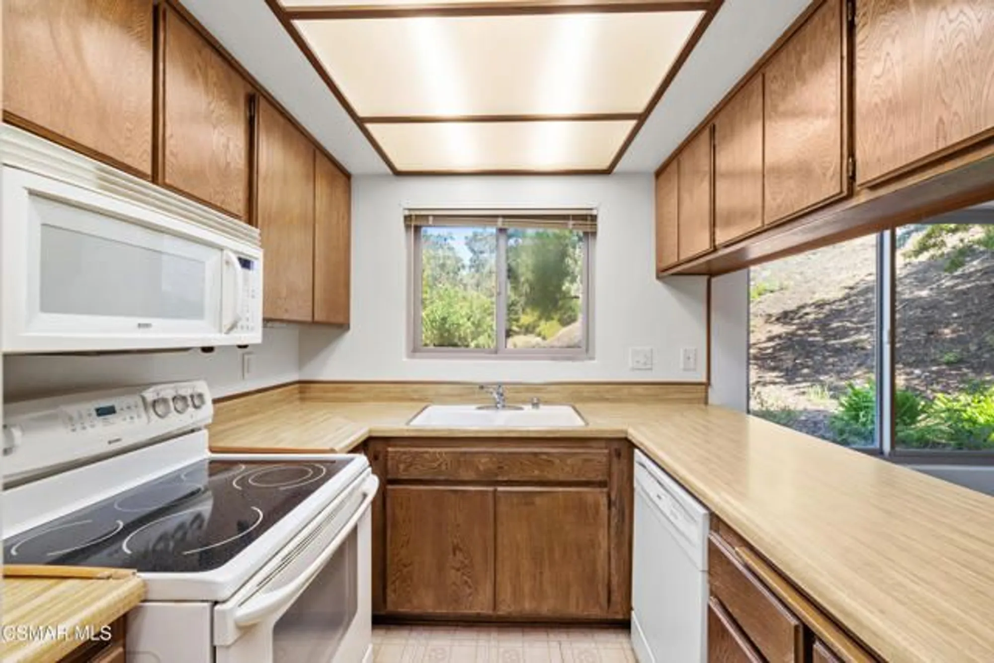 Property Slideshow image 22 of 62 | 224 oakleaf dr 105, Thousand Oaks, CA, 91360