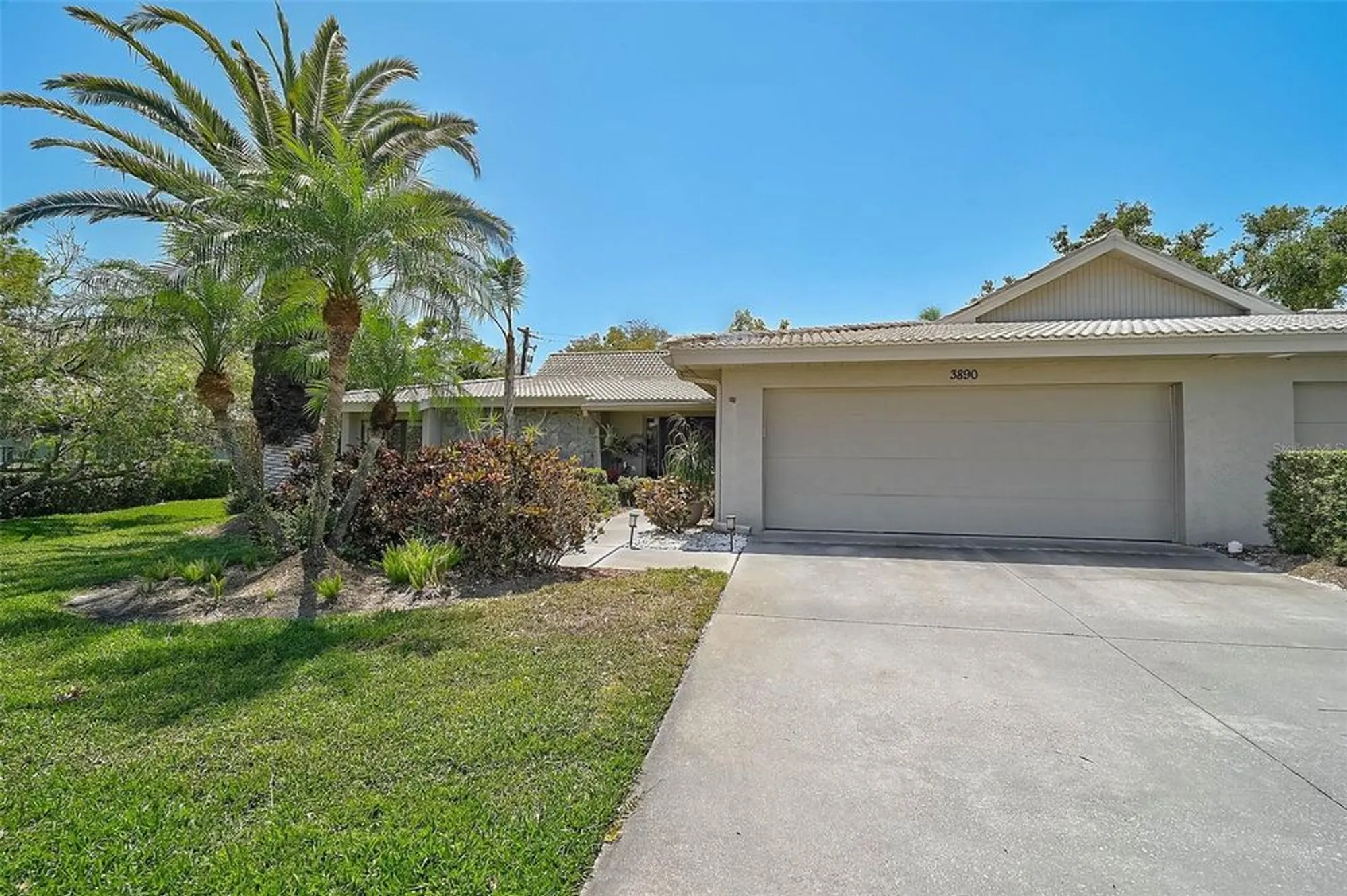 Property Slideshow image 3 of 61 | 3890 wilshire cir 27, Sarasota, FL, 34238