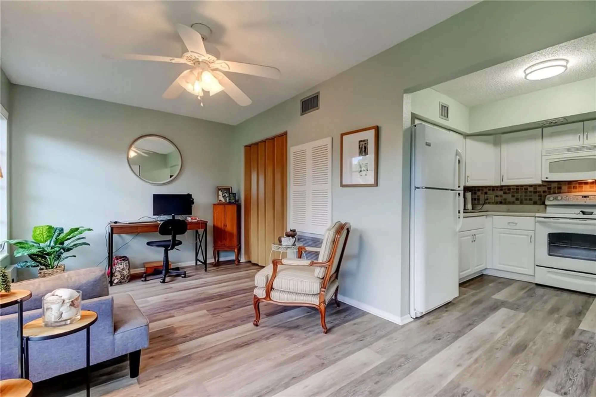 Property Slideshow image 9 of 46 | 2460 persian dr 26, Clearwater, FL, 33763