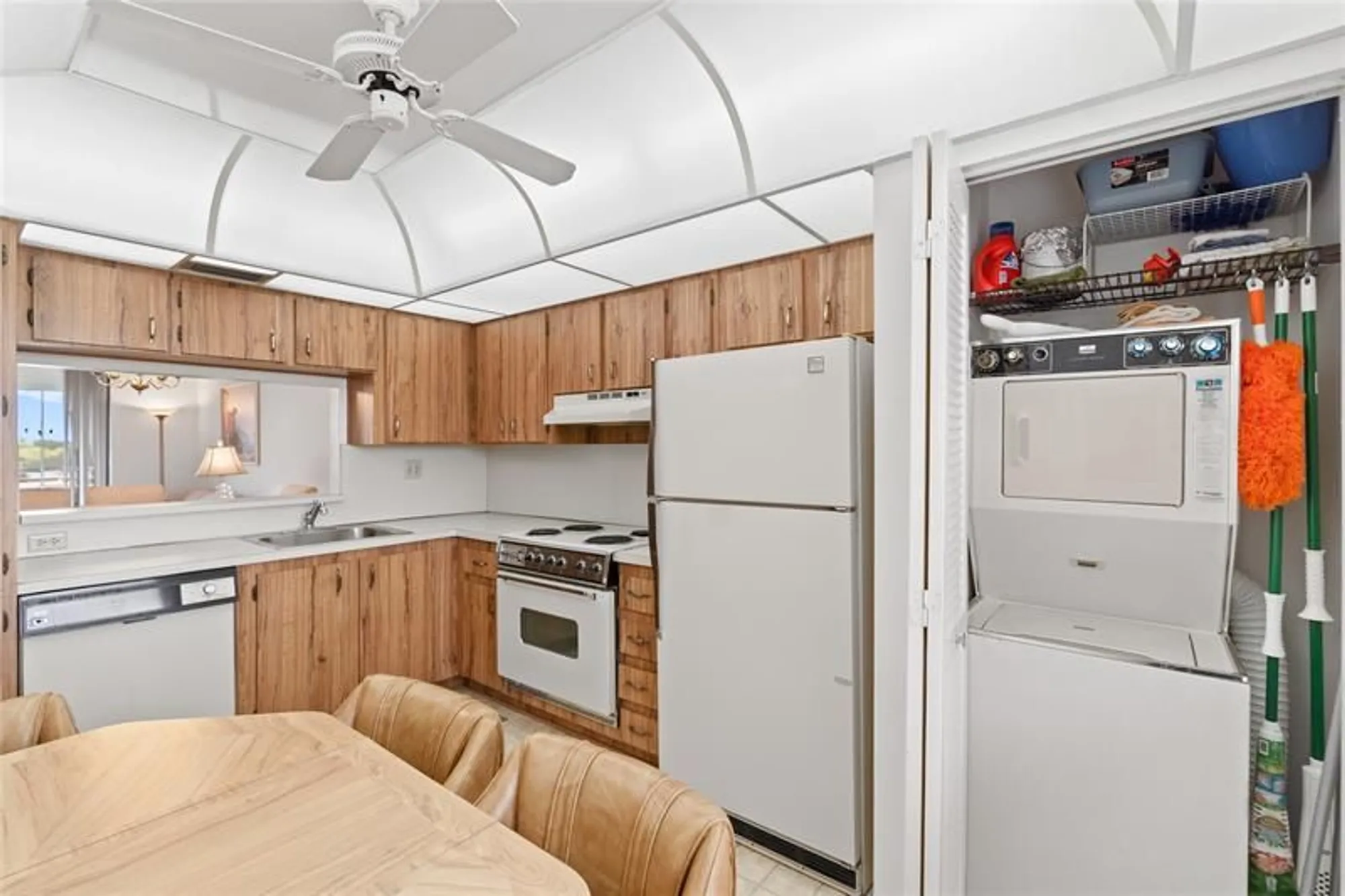 Property Slideshow image 10 of 38 | 900 colony point cir 511, Pembroke Pines, FL, 33026