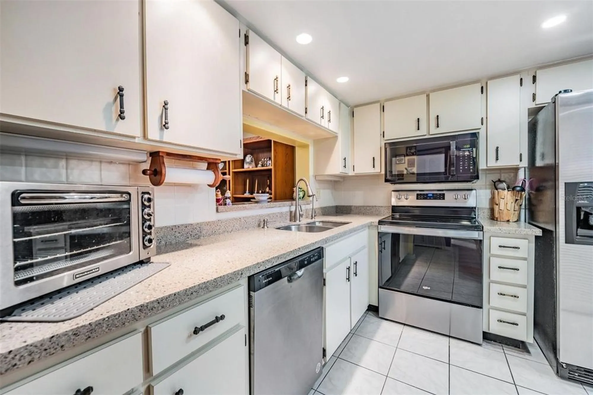 Property Slideshow image 4 of 35 | 2020 lakeview dr 102, Clearwater, FL, 33763