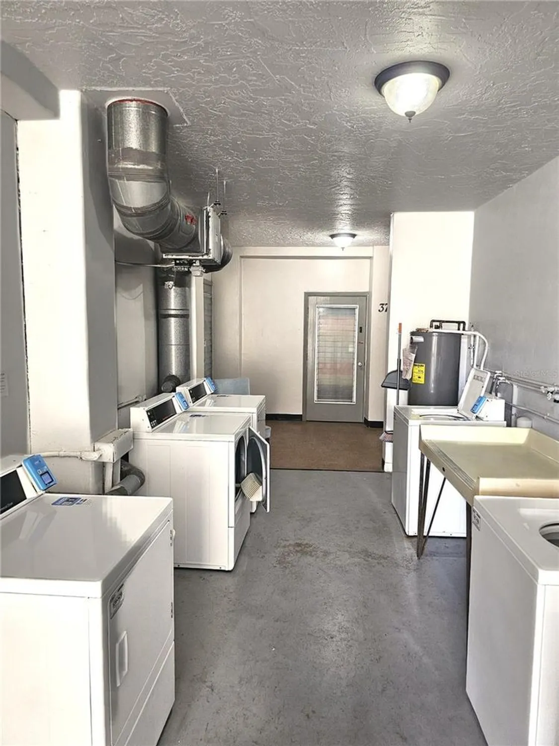 Property Slideshow image 12 of 26 | 2462 brazilia dr 42, Clearwater, FL, 33763