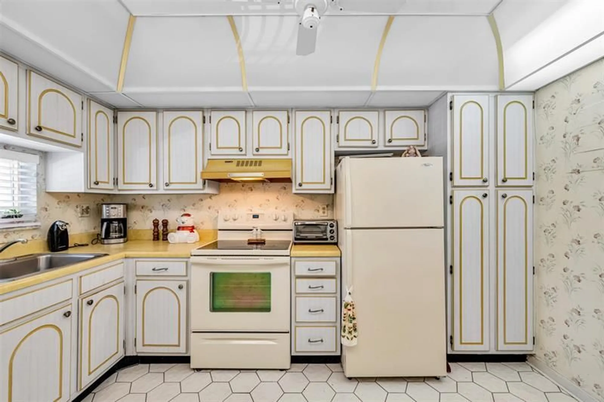 Property Slideshow image 13 of 51 | 9511 n hollybrook lake dr 207, Pembroke Pines, FL, 33025