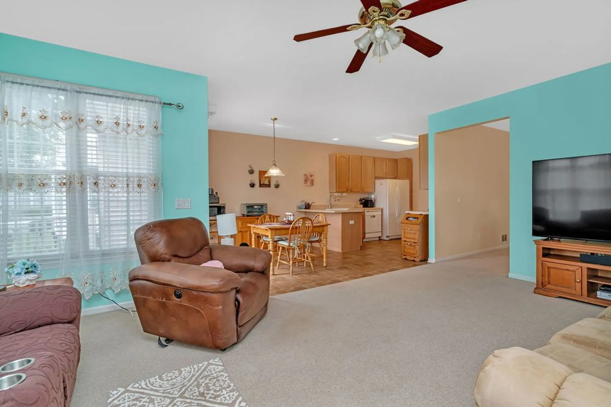 Property Slideshow image 9 of 32 | 21201 lily lake ln, Crest Hill, IL, 60403