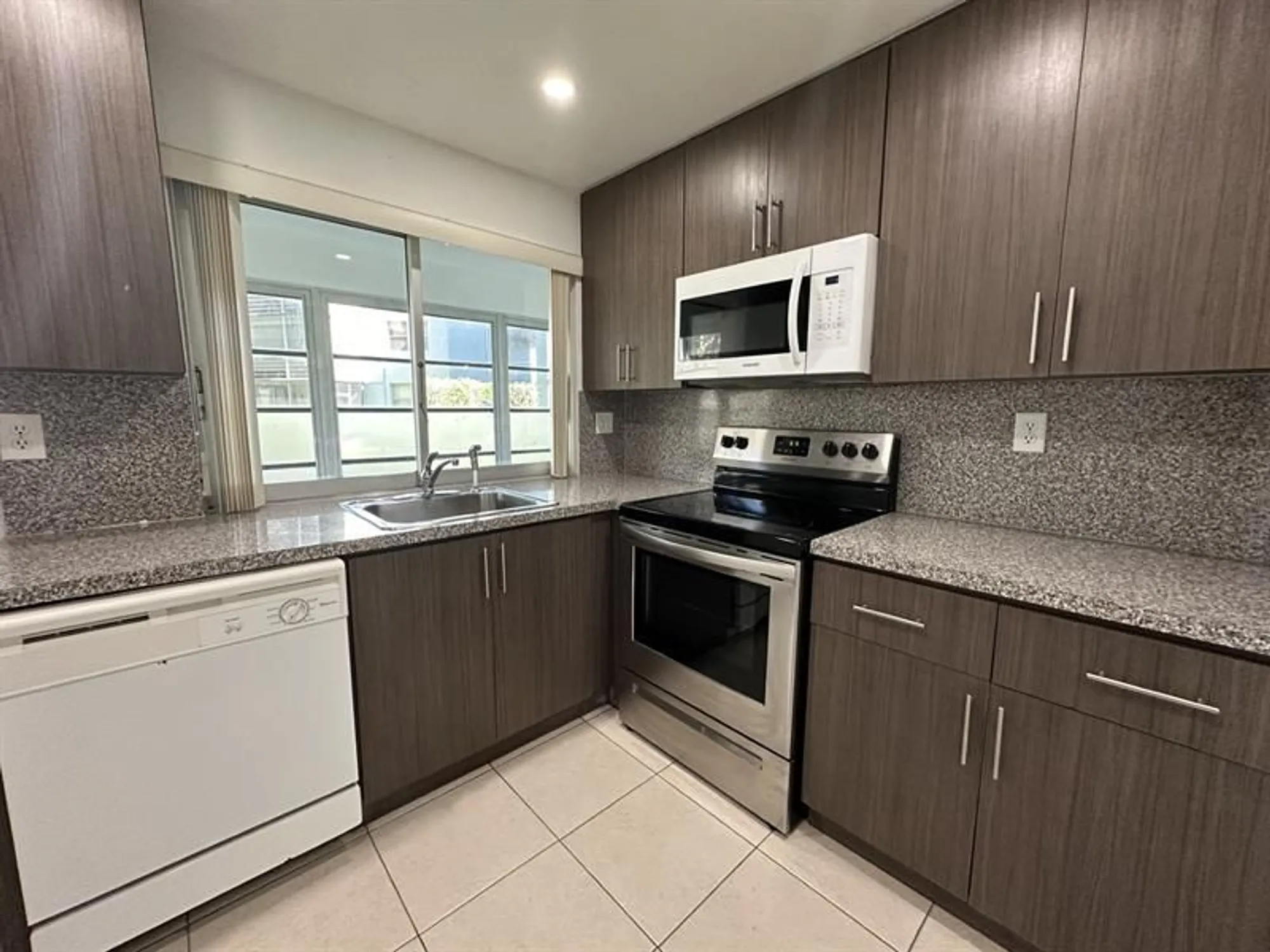 Property Slideshow image 6 of 20 | 9401 lime bay blvd 115, Tamarac, FL, 33321