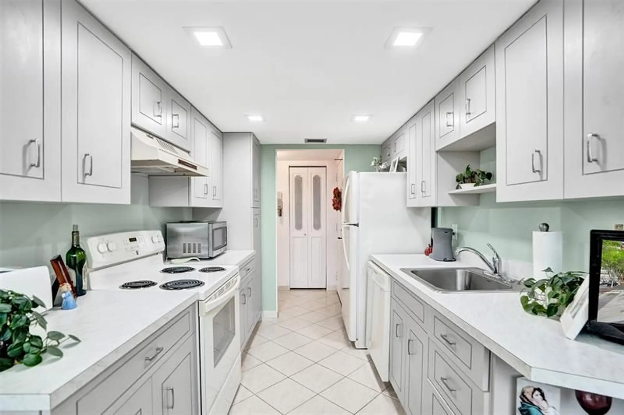 Property Slideshow image 7 of 71 | 1100 saint charles pl 612, Pembroke Pines, FL, 33026