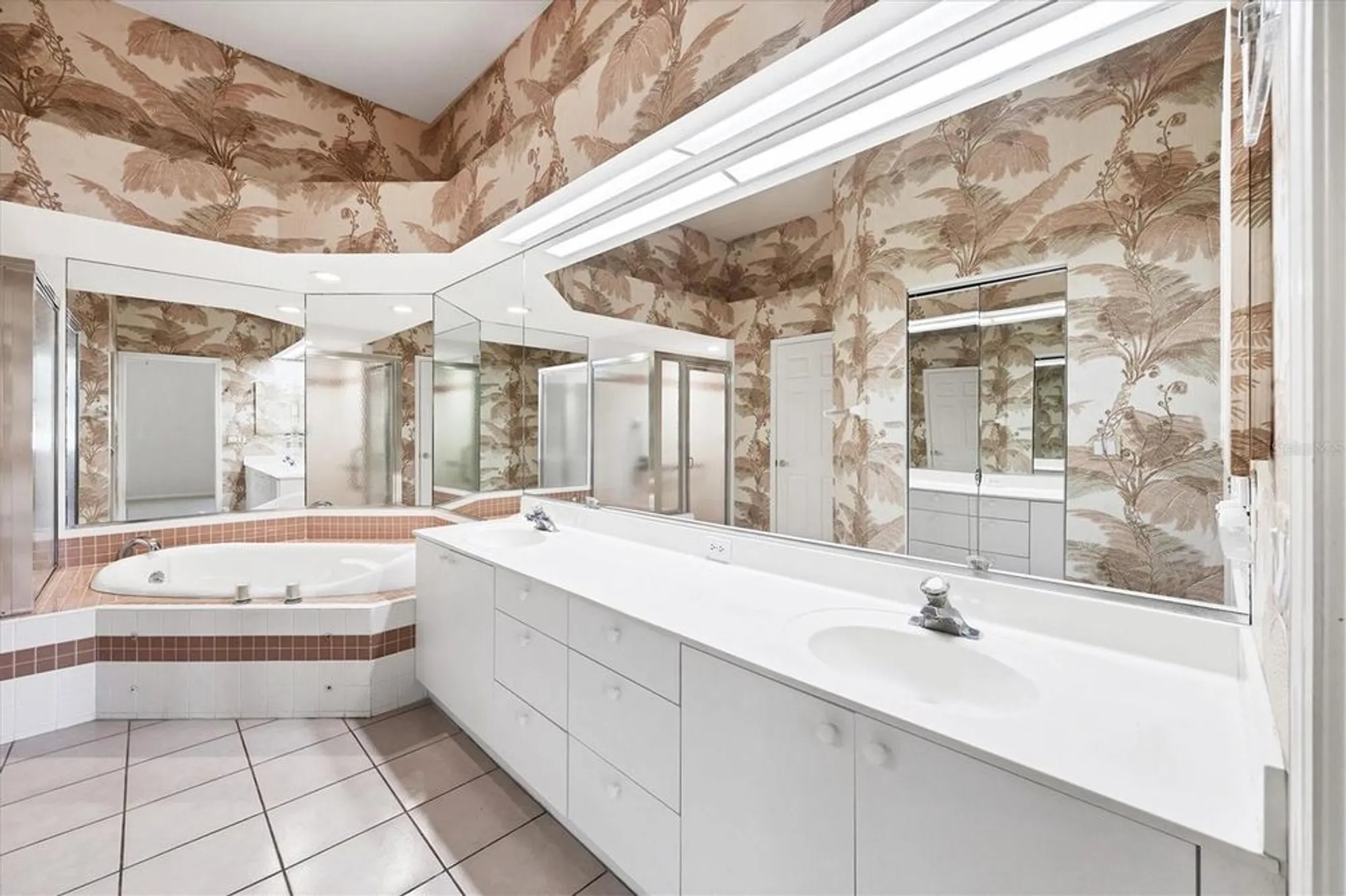 Property Slideshow image 19 of 55 | 6222 country club way, Sarasota, FL, 34243