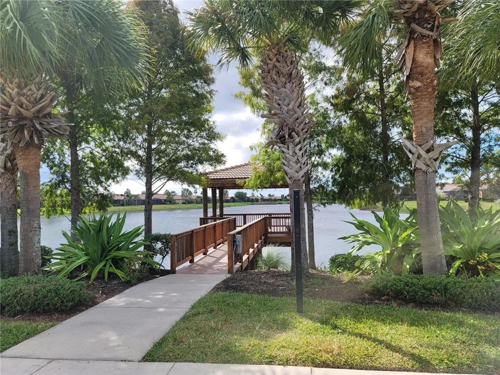 Property Slideshow image 89 of 100 | 303 bluewater falls ct, Apollo Beach, FL, 33572